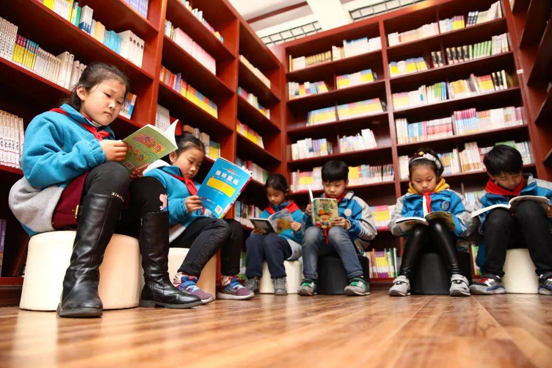 2018年4月23日,江苏省连云港市赣榆新城实验小学,学生们在校园图书馆