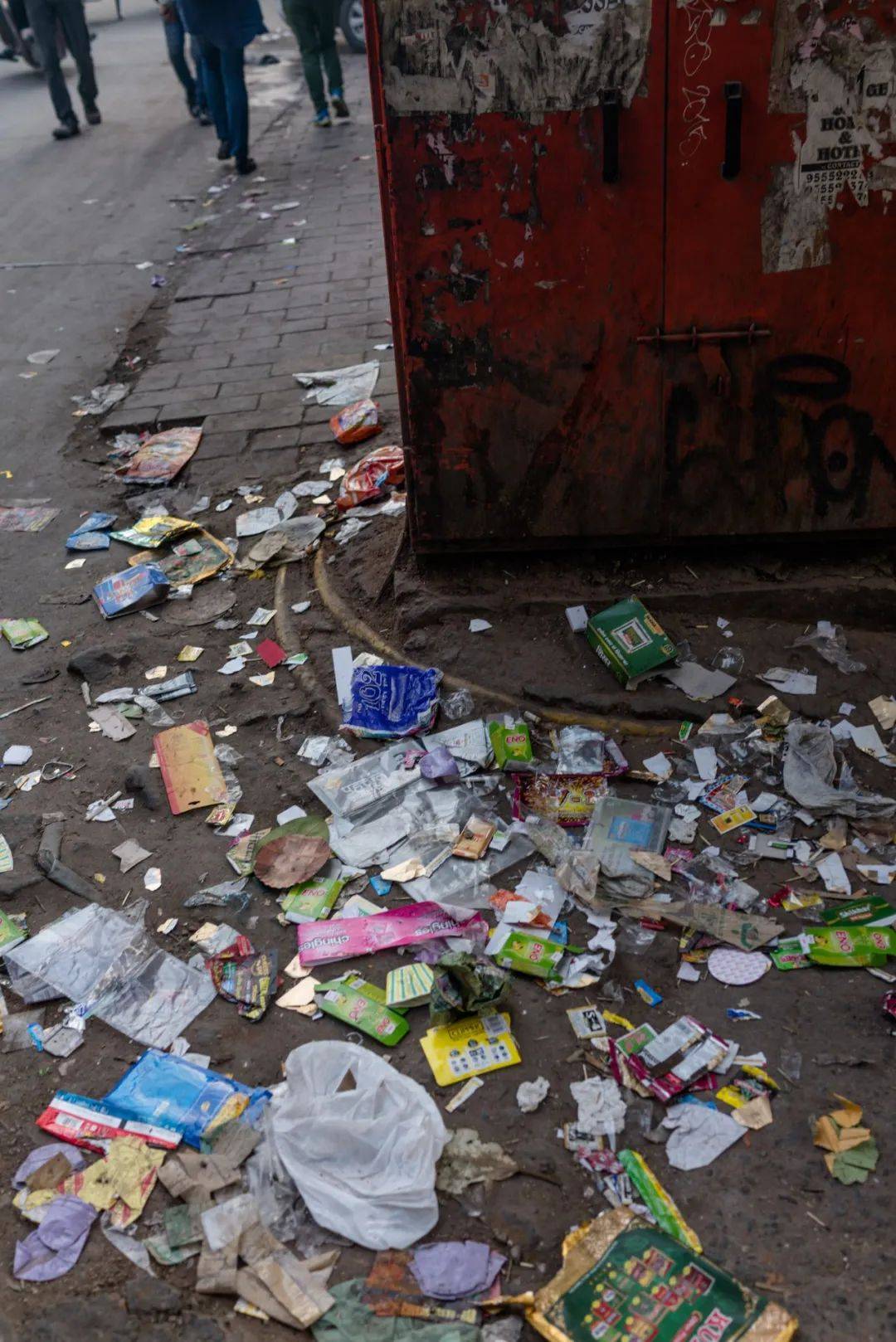找不到垃圾桶的德里街头,其实是逼着大家乱扔垃圾