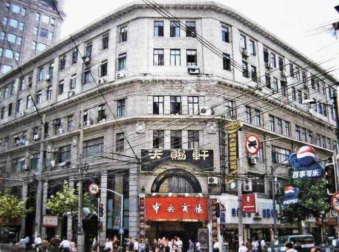 在这条东拓路段上,有一座老上海人记忆中的标志性建筑——中央商场