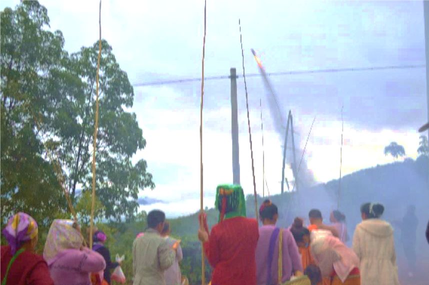 滴水仪式结束后,由村长组织村民们举行放高升仪式.