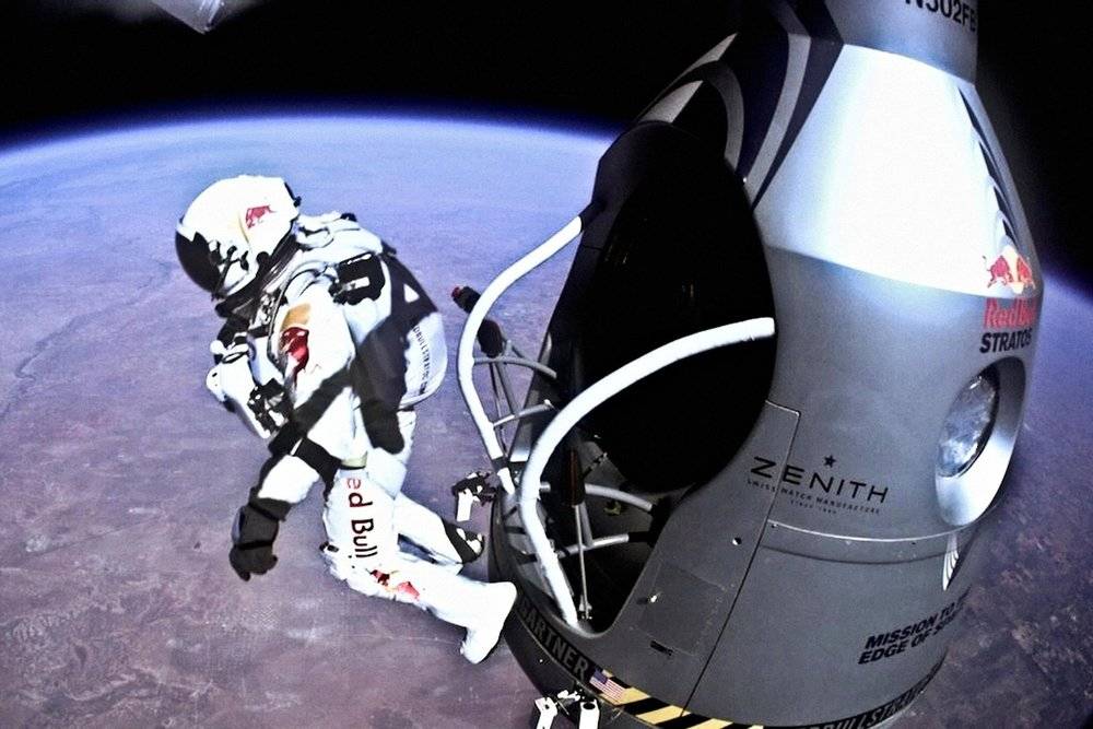felix-baumgartner-capsule-jump.jpg