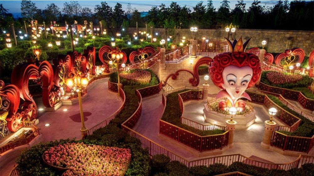 成功的《爱丽丝梦游仙境》电影场景早已搬入了迪士尼乐园中