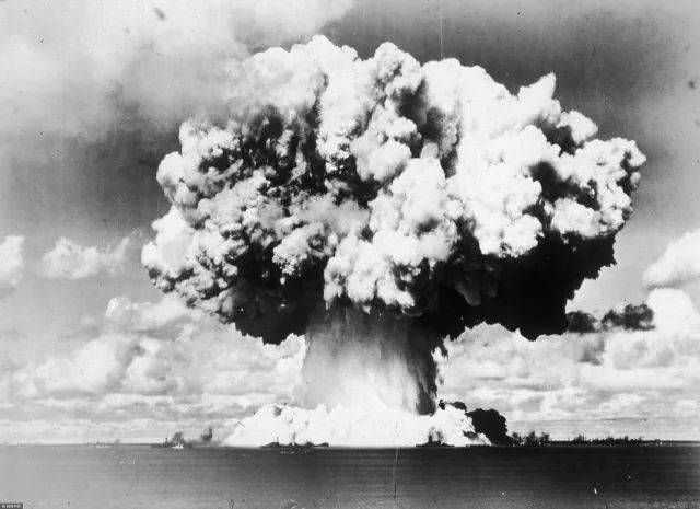 b29轰炸机飞到位于太平洋的一座名为比基尼的小岛上空,投下了一枚核弹