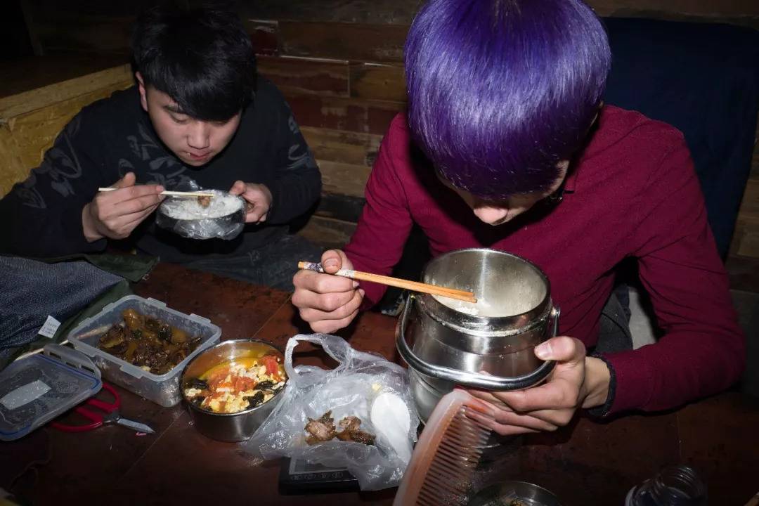 《中国网吧》——数名青年男女几乎整天泡在这里,靠吃速食,外卖,打