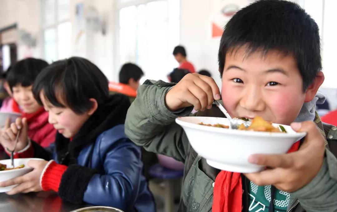 谁把小学生营养餐里的肉吃了?