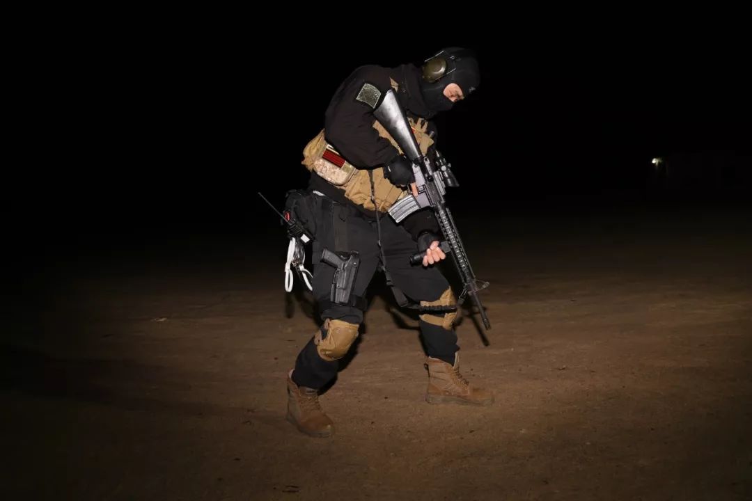 白晓保在夜里执勤.供图:白晓保.