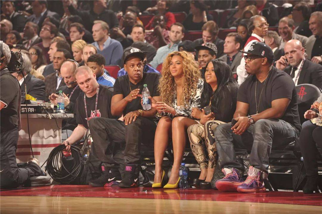 如果蔡徐坤只是像jay-z与碧昂丝一样,在场边看球顺便晒晒球鞋,断不会