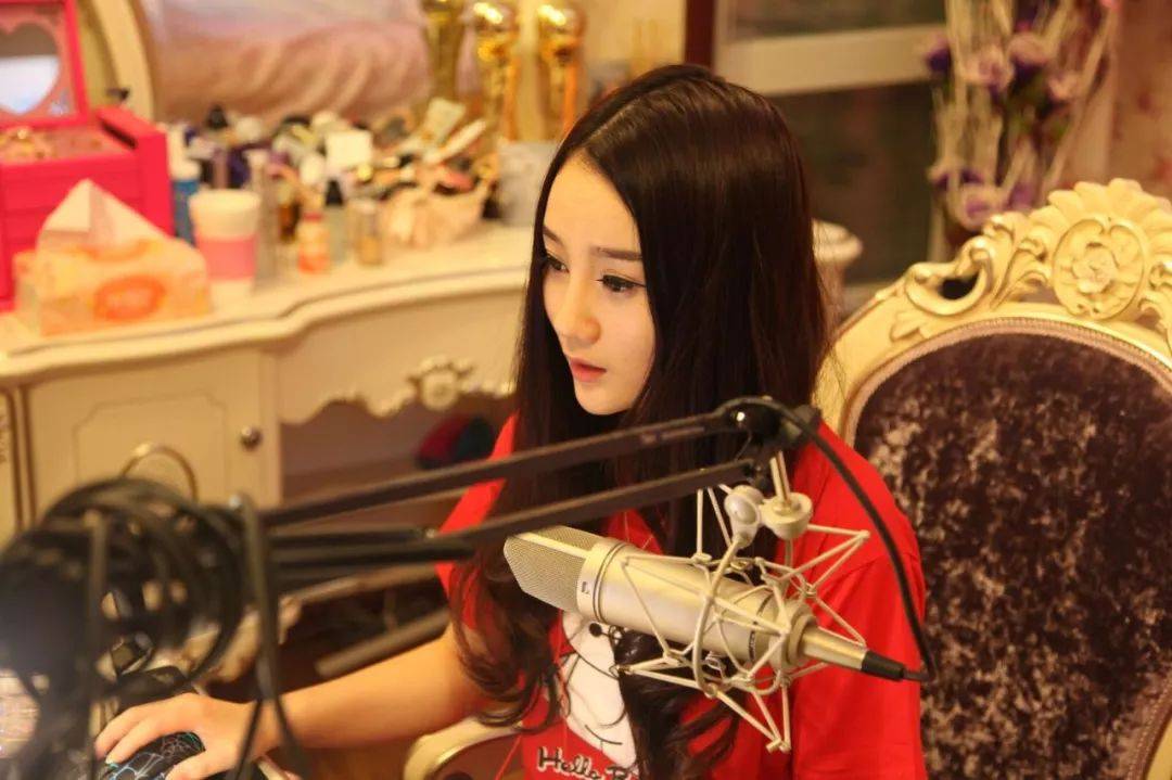 《虚你人生》剧照,在直播的沈曼.