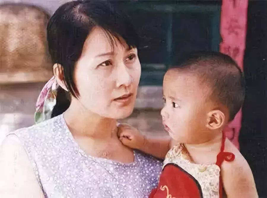 《渴望》,刘慧芳虽有自己的孩子,却仍然收养了丈夫姐姐的弃婴小芳