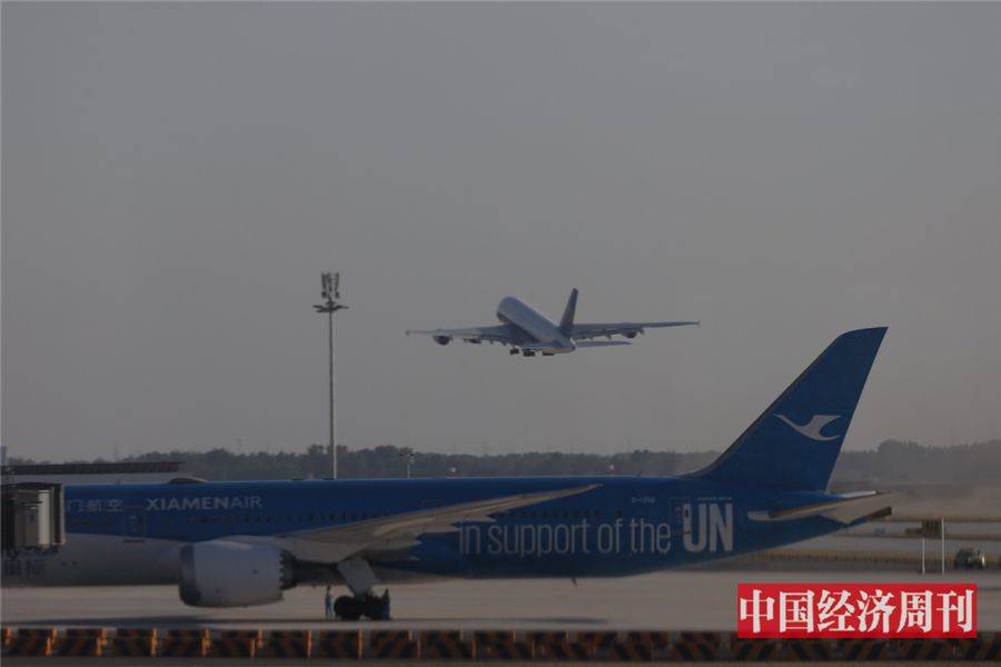 南方航空一架a380客机从西一跑道腾空而起,北京大兴国际机场迎来首航