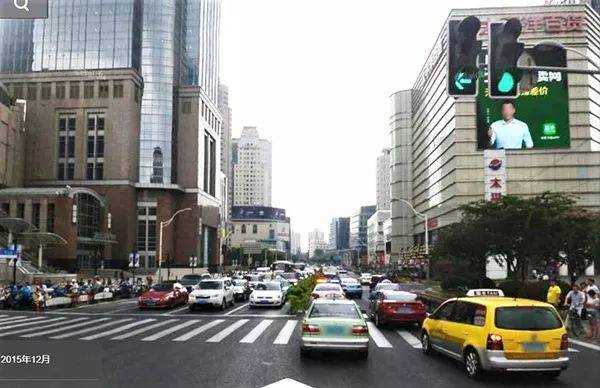 华山路已从商业街变成南北主干线之一.