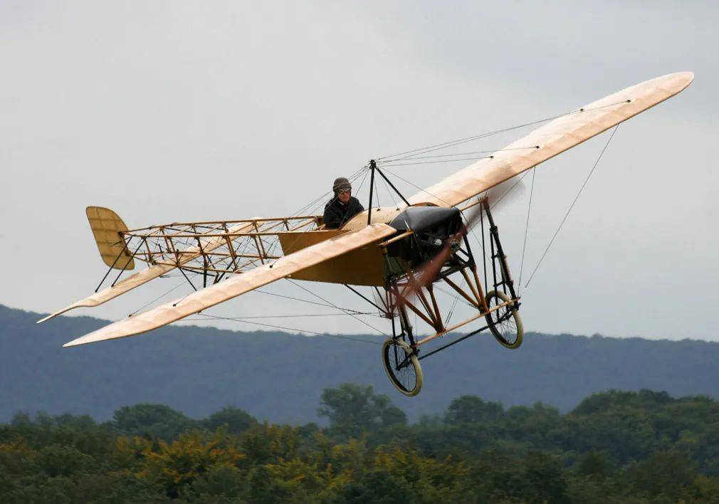 世界上最早的飞机图片图片