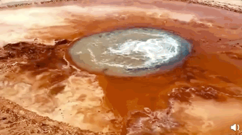 艾肯泉第一次被描述,是在1884年俄国探险家普尔热瓦