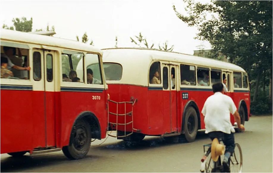 因为新中国成立早期,工业基础比较薄弱,更谈不上有什么客车工业,所以