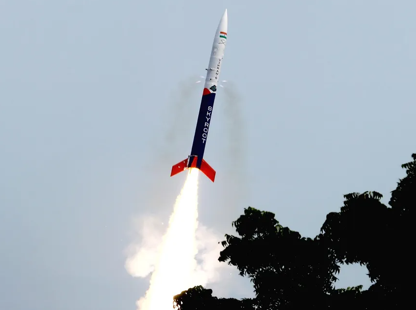 《印度首枚私人太空火箭发射升空，只有6米长、半吨重》