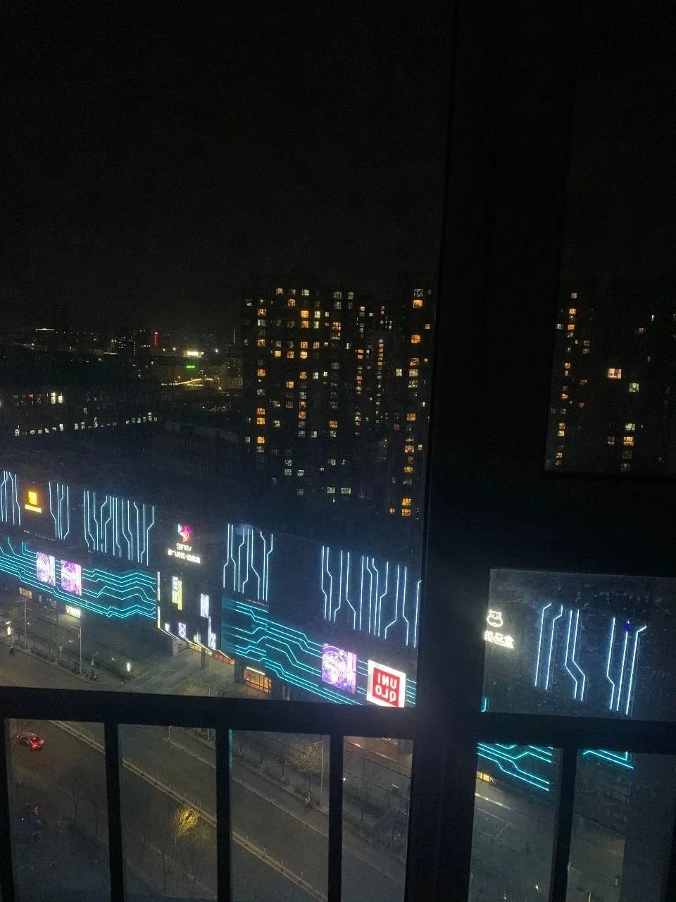 跌到谷底的马路房，被年轻人疯狂捡漏__跌到谷底的马路房，被年轻人疯狂捡漏
