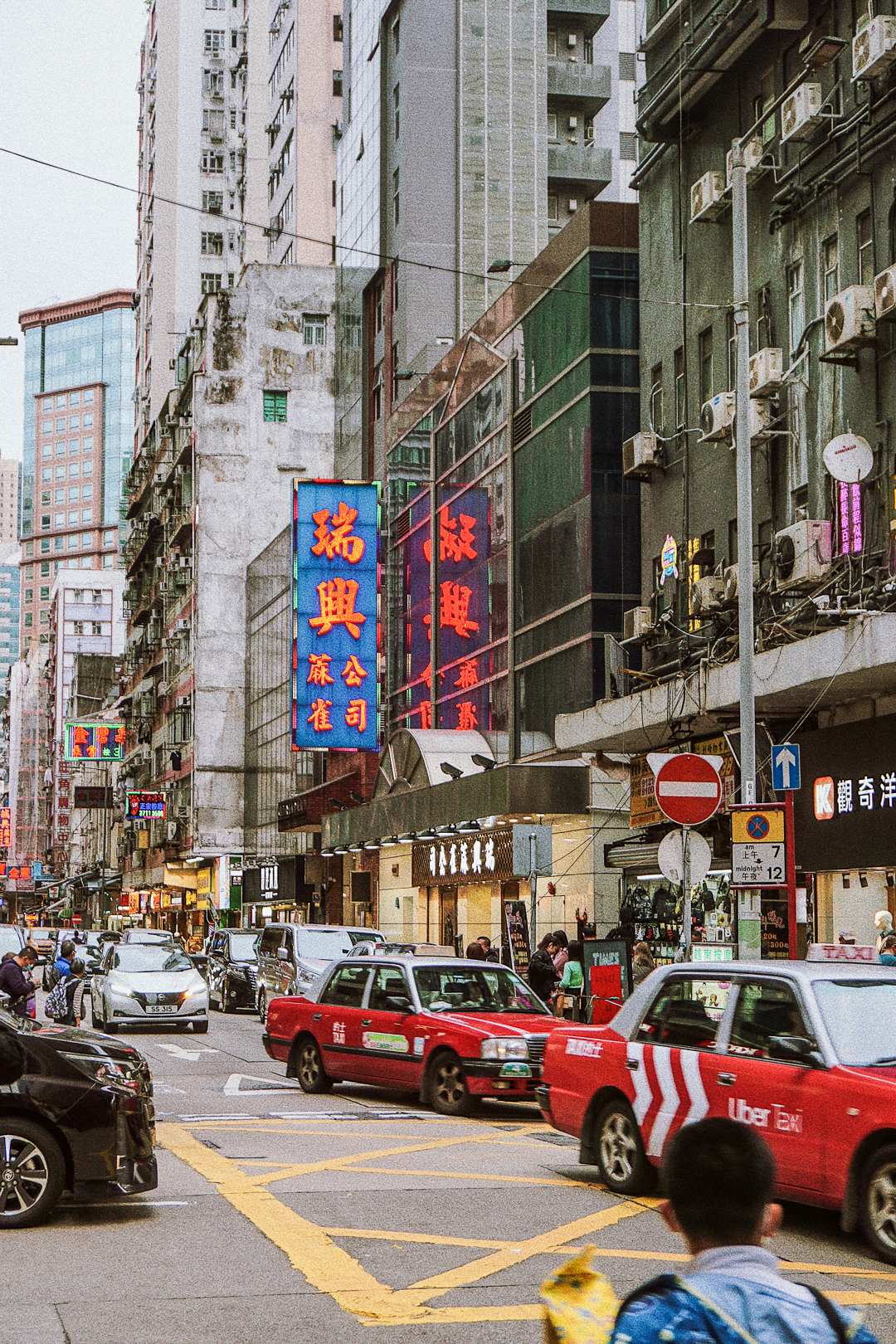 越南难民涌入香港_香港到深圳保姆车_