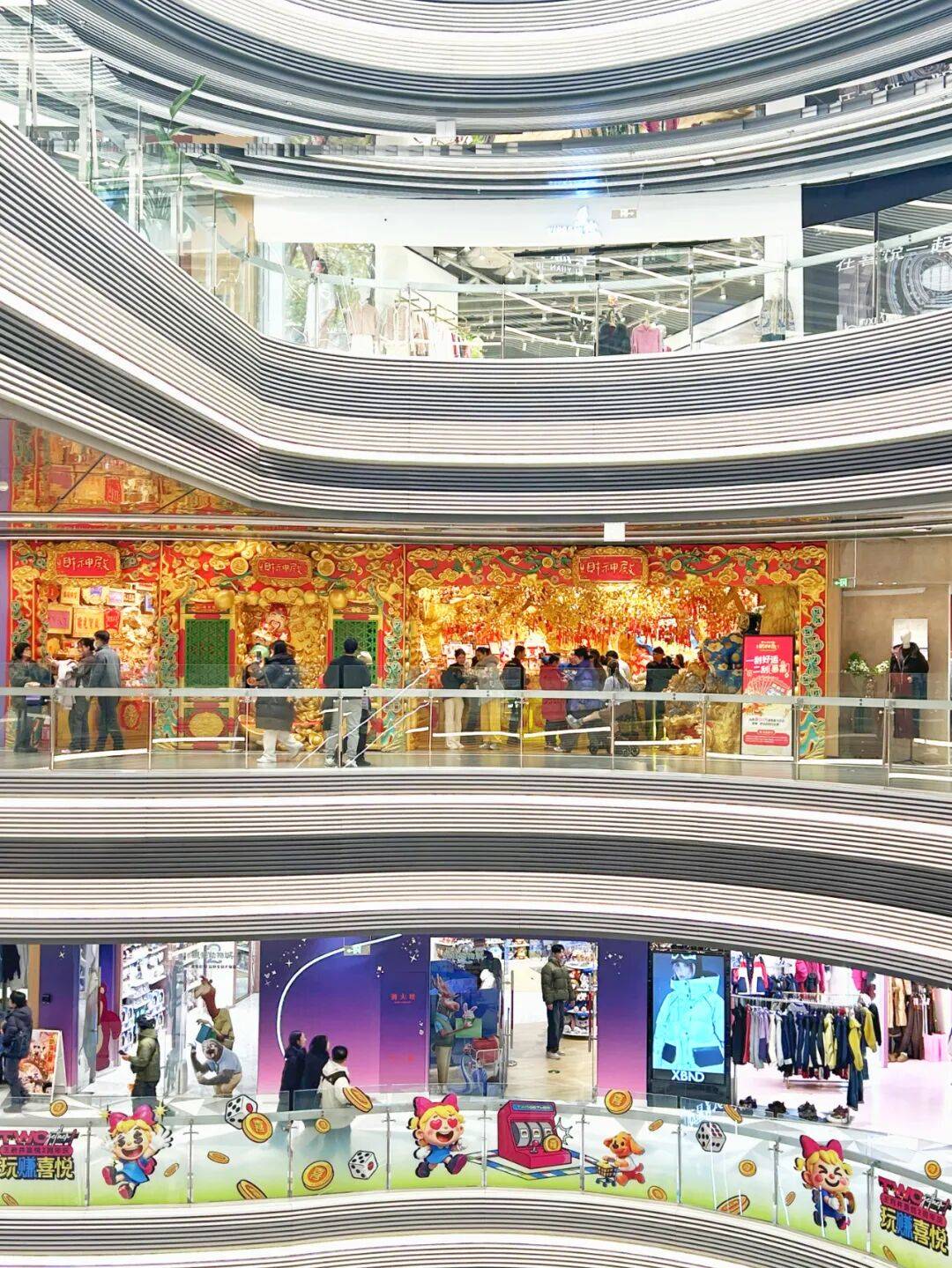 求好运的年轻人，挤满了购物中心的财神店-虎嗅网