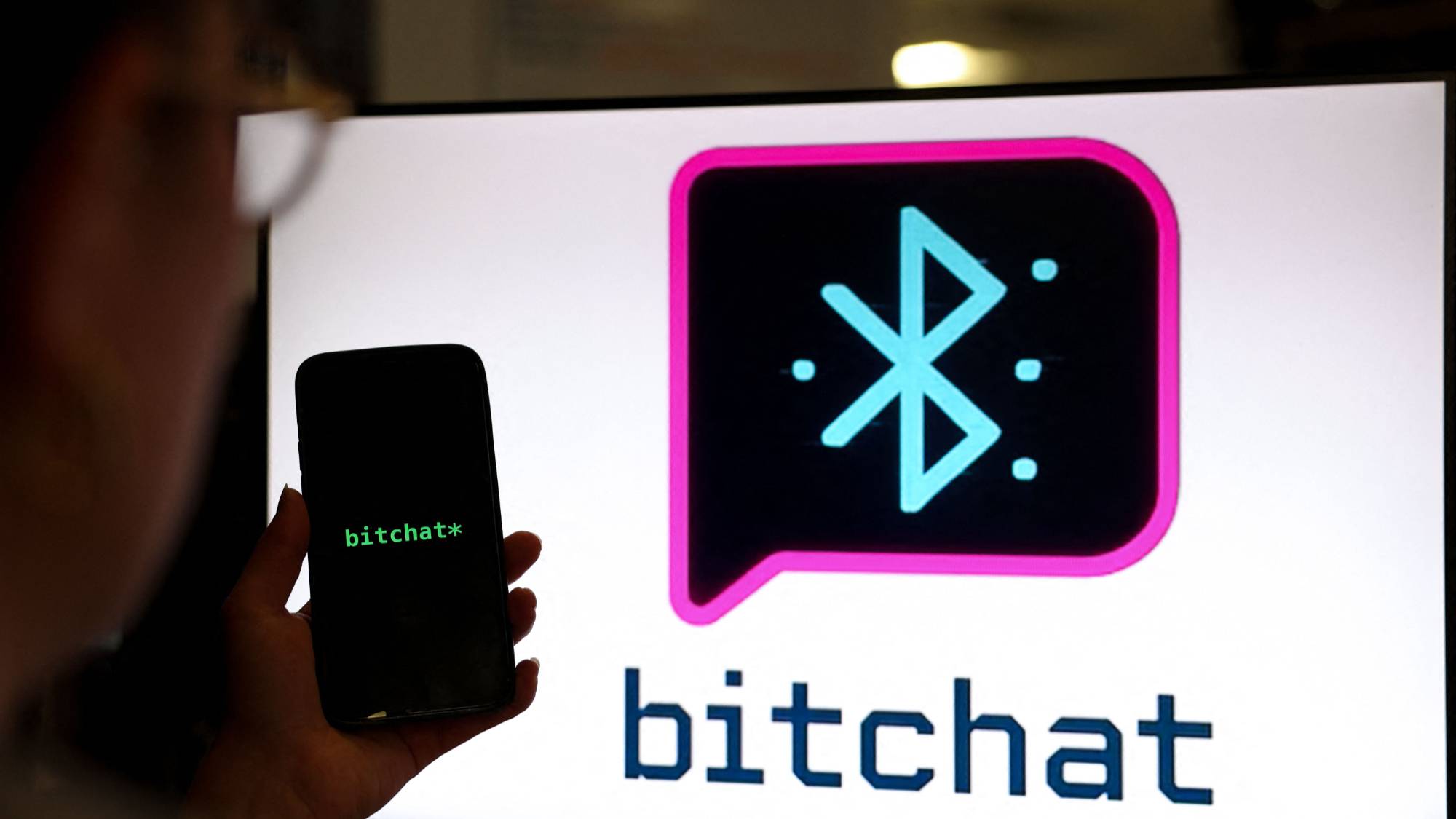 推特创始人做了个不需要网络的聊天App，在法国杀疯了