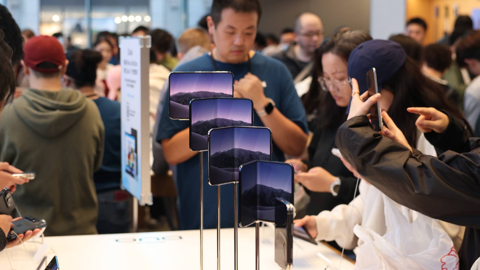 iPhone Duo裂屏，是苹果新CEO接班后第一次“大考”