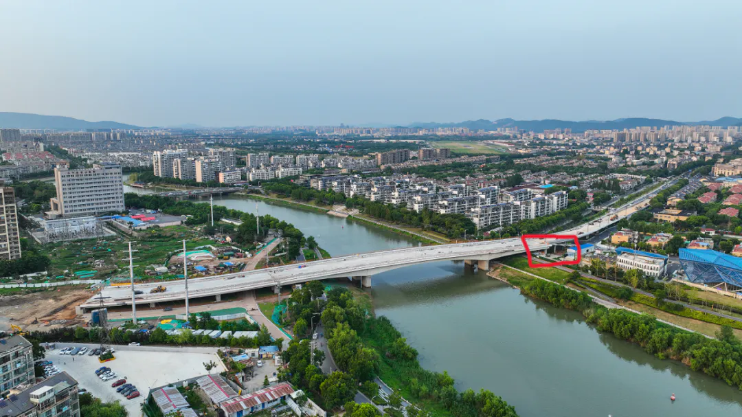桥下的银发部落,自建的老年社区