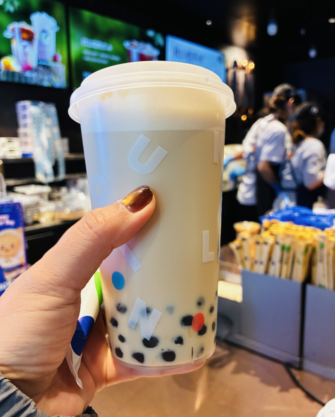卖咖啡和卖奶茶的在互相抢地盘