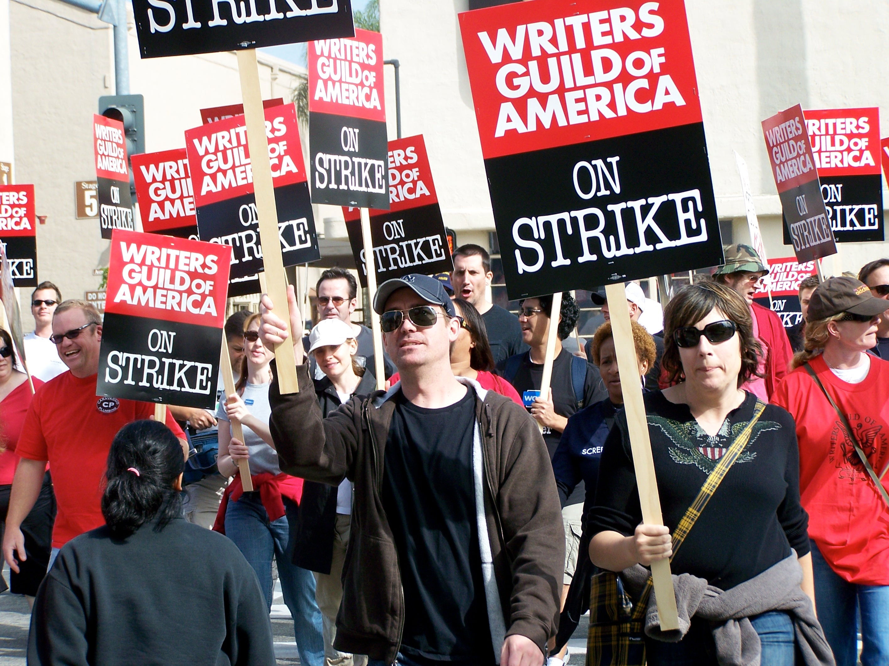 好莱坞编剧工会又闹罢工，这回美剧和脱口秀要停更多久？