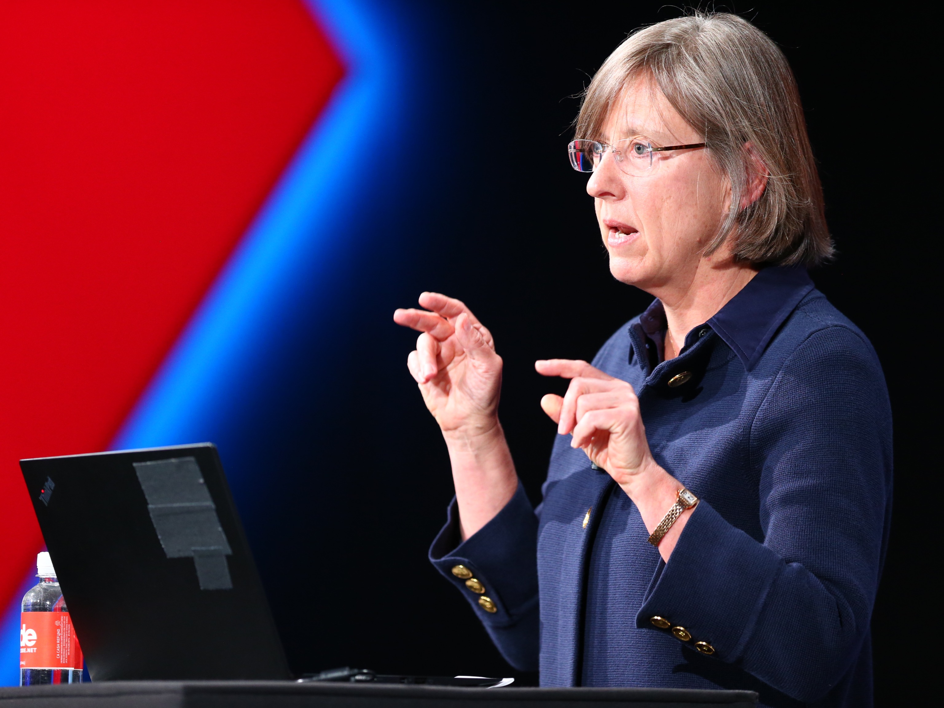 "互联网女皇"又发报告了,还给小米,滴滴,头条们估了值