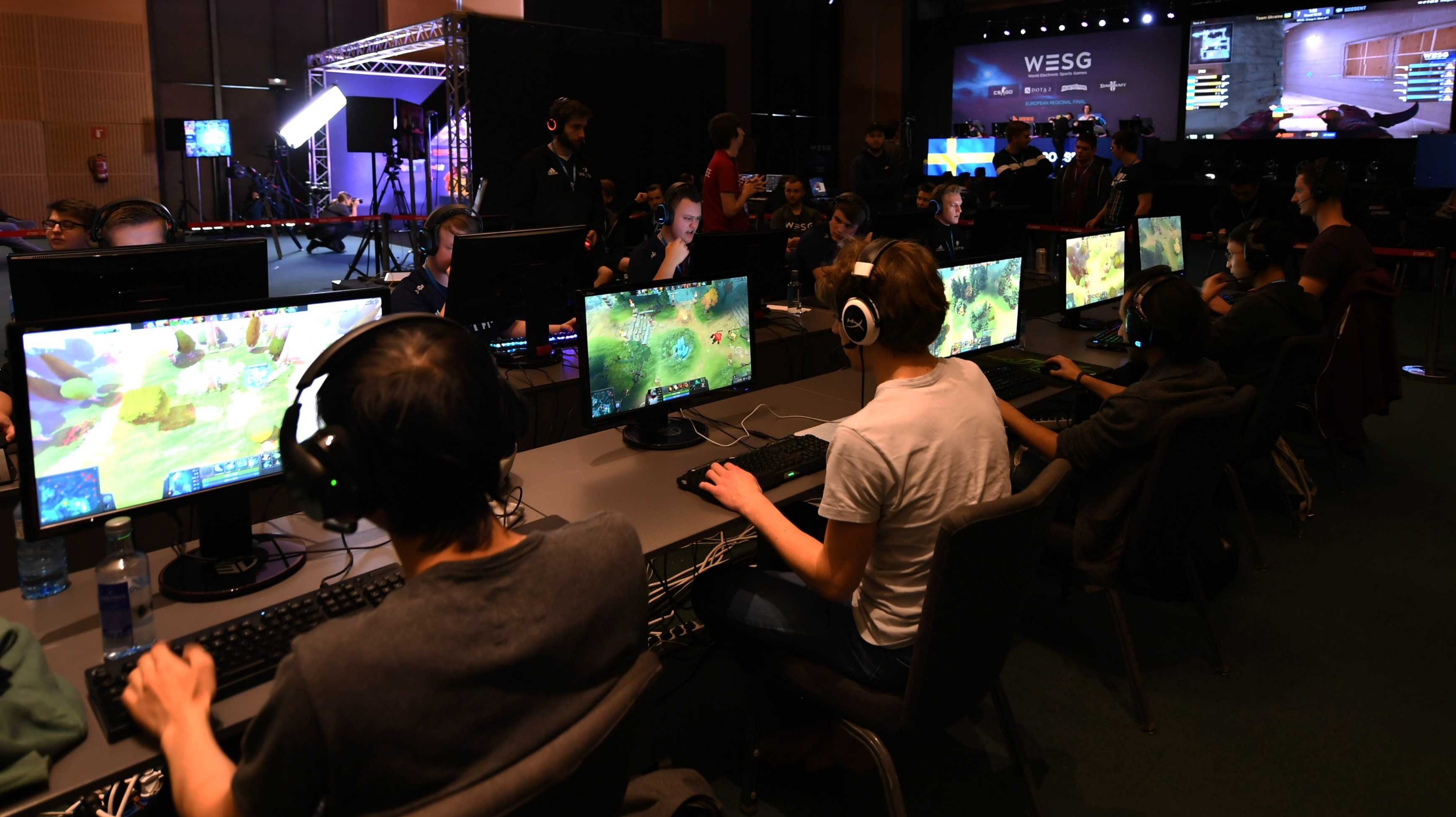 中国外挂产业：每天进账过万，不愁没有买家