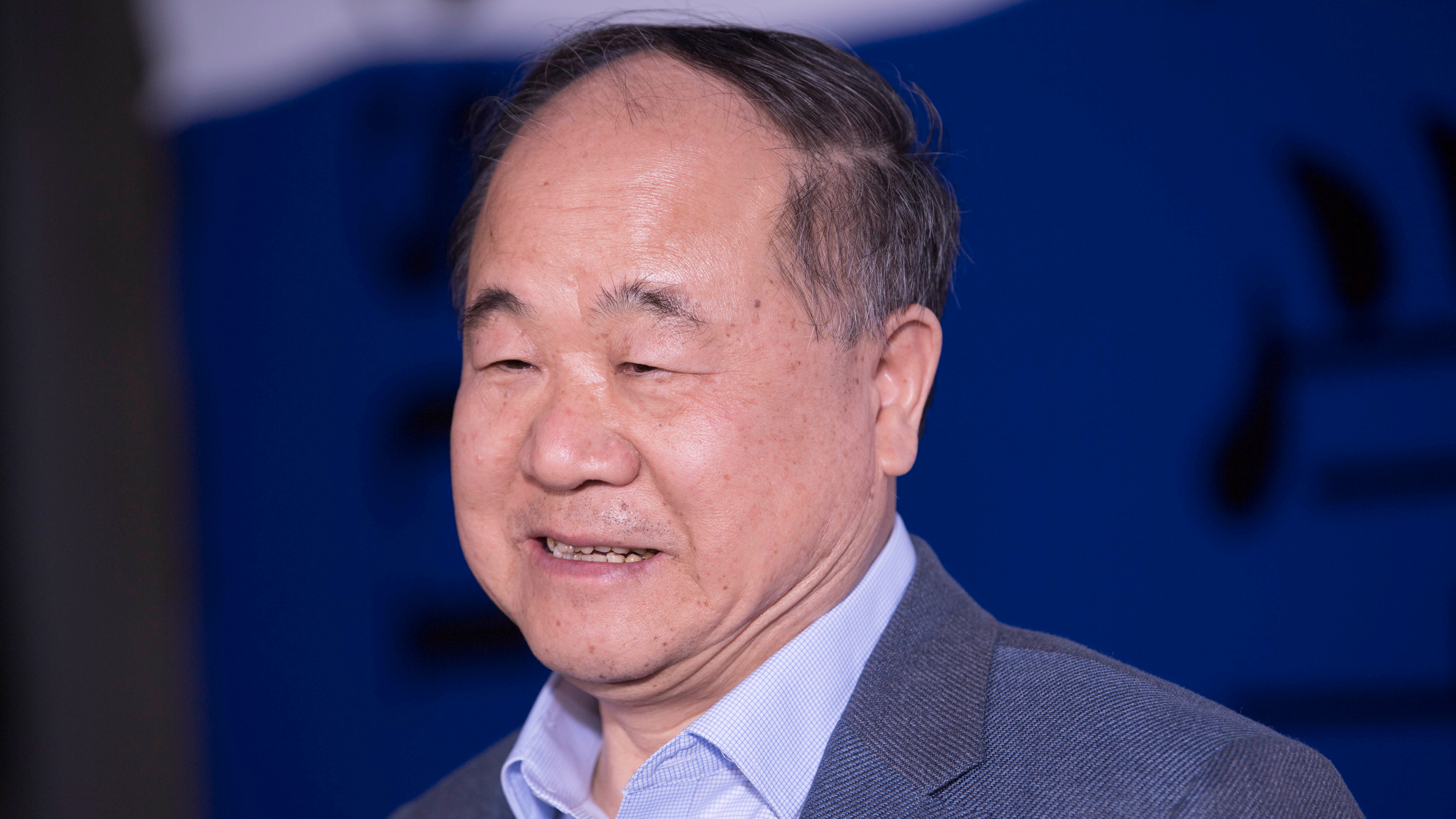 在模糊的厨房里拥抱快乐的女同性恋者的侧影——图库图片© AllaSerebrina #619365156, image size:5568x3134