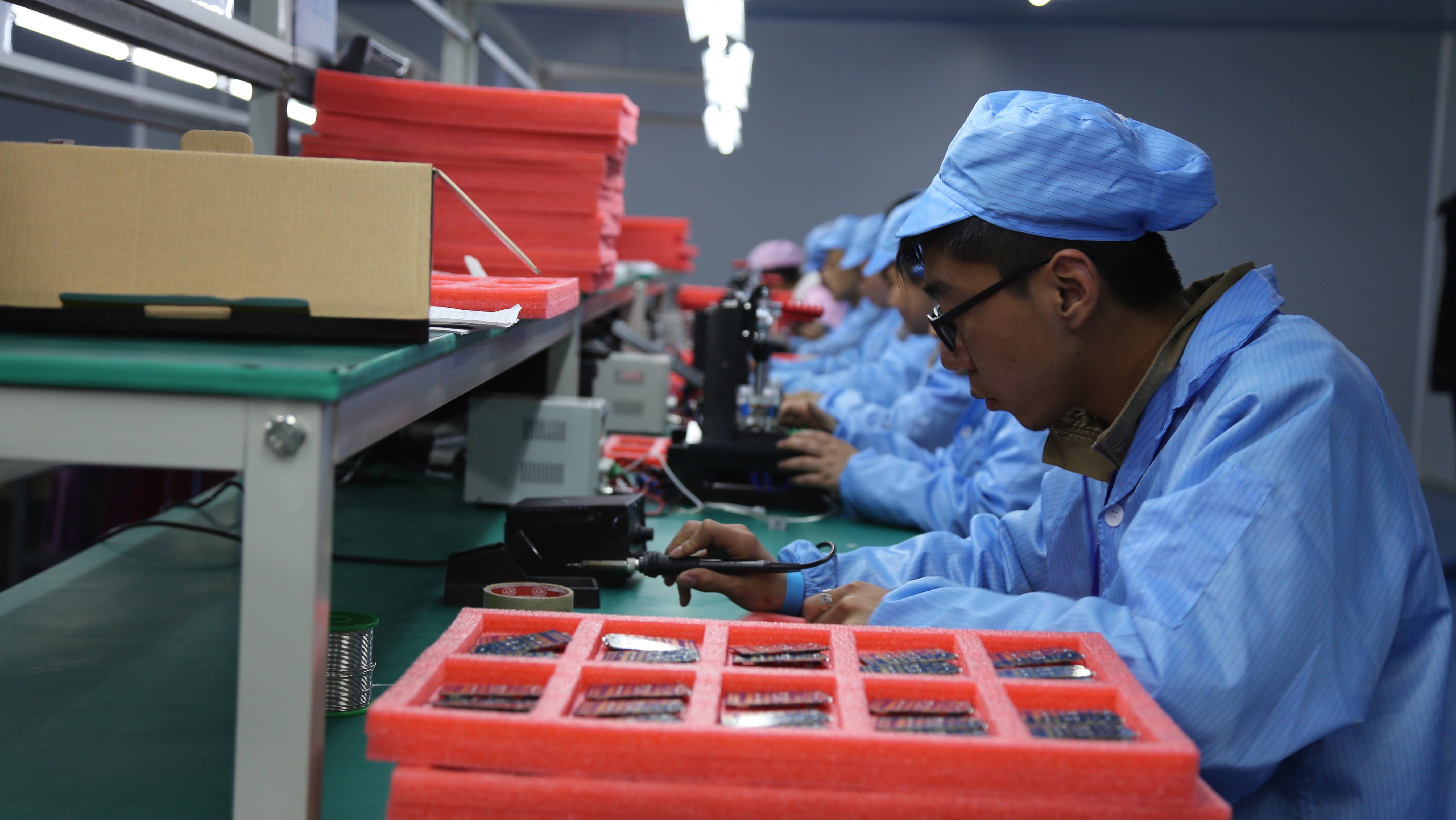 手机代工厂风云再起:比亚迪的春与伟创力的秋