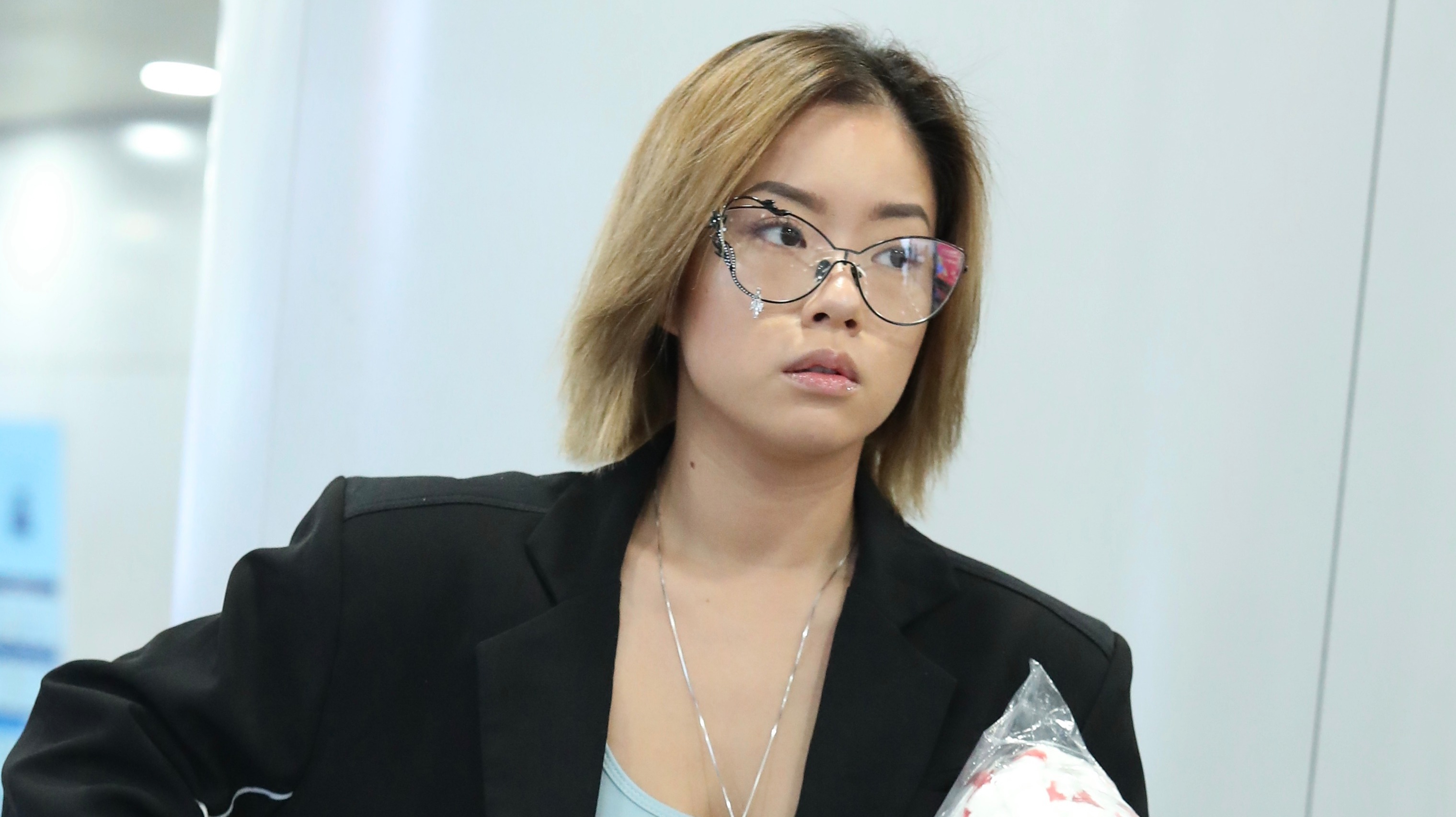 王菊公开解去胸罩：要有穿衣自由，也要有不穿衣自由