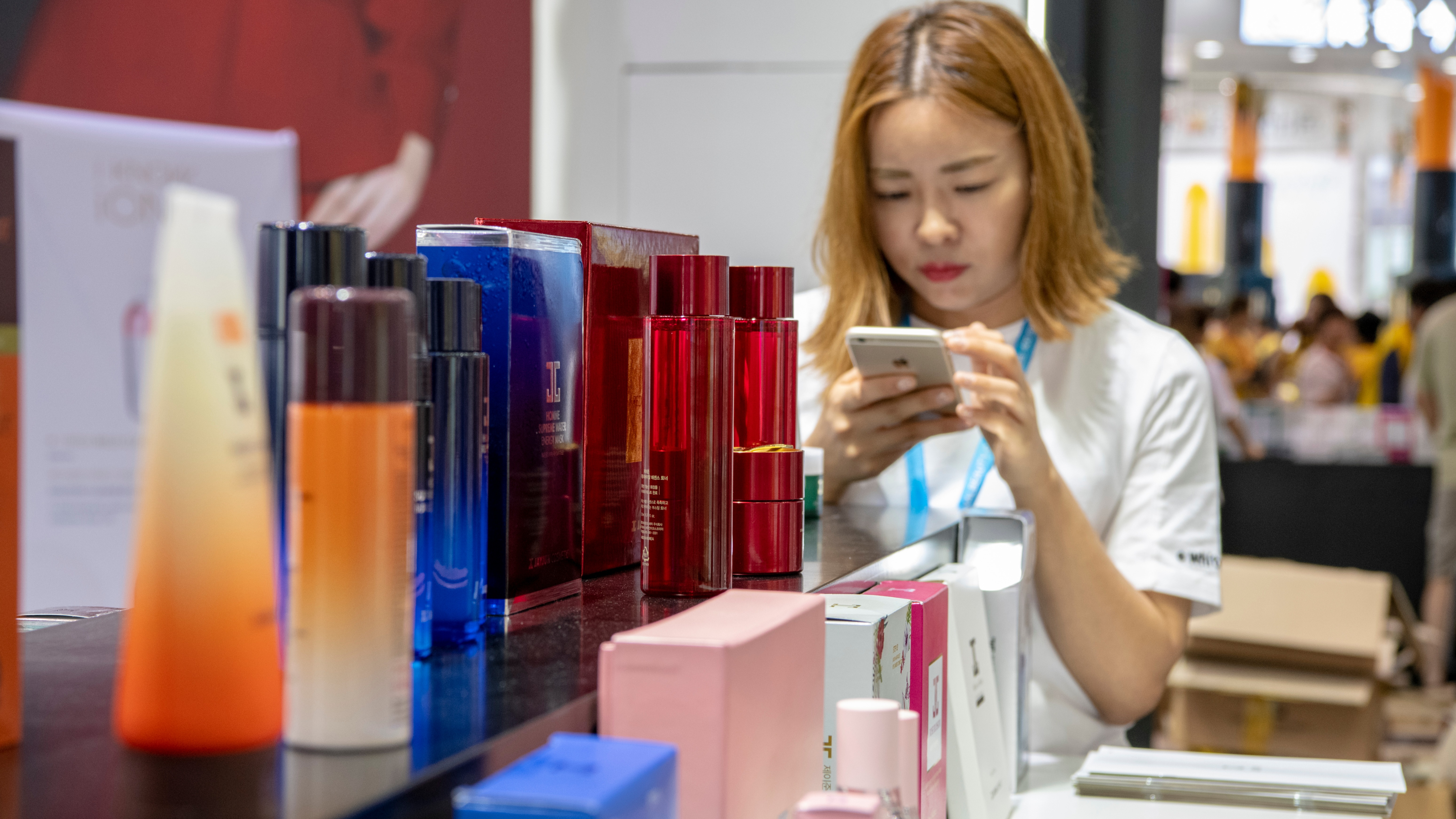 我们研究了近百家美妆品牌，发现了爆款的秘密