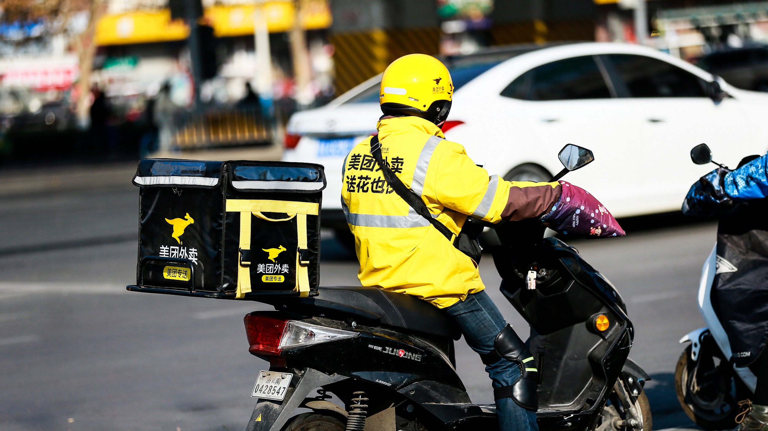 互联网平台春节抢人大战：骑手拉新给万元补贴