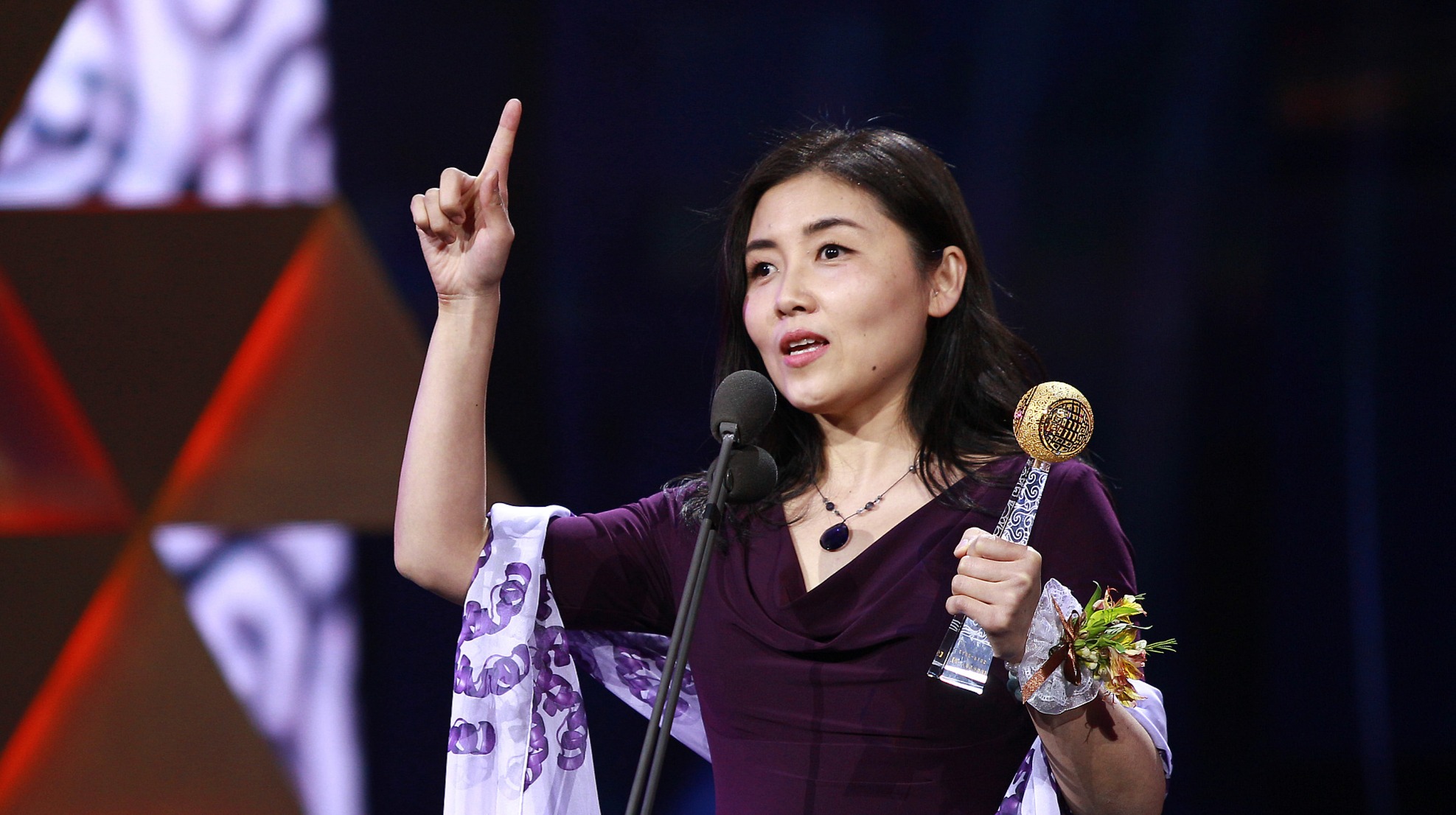 2000年,不满23岁的颜宁如愿进入了普林斯顿大学,师从施一公教授