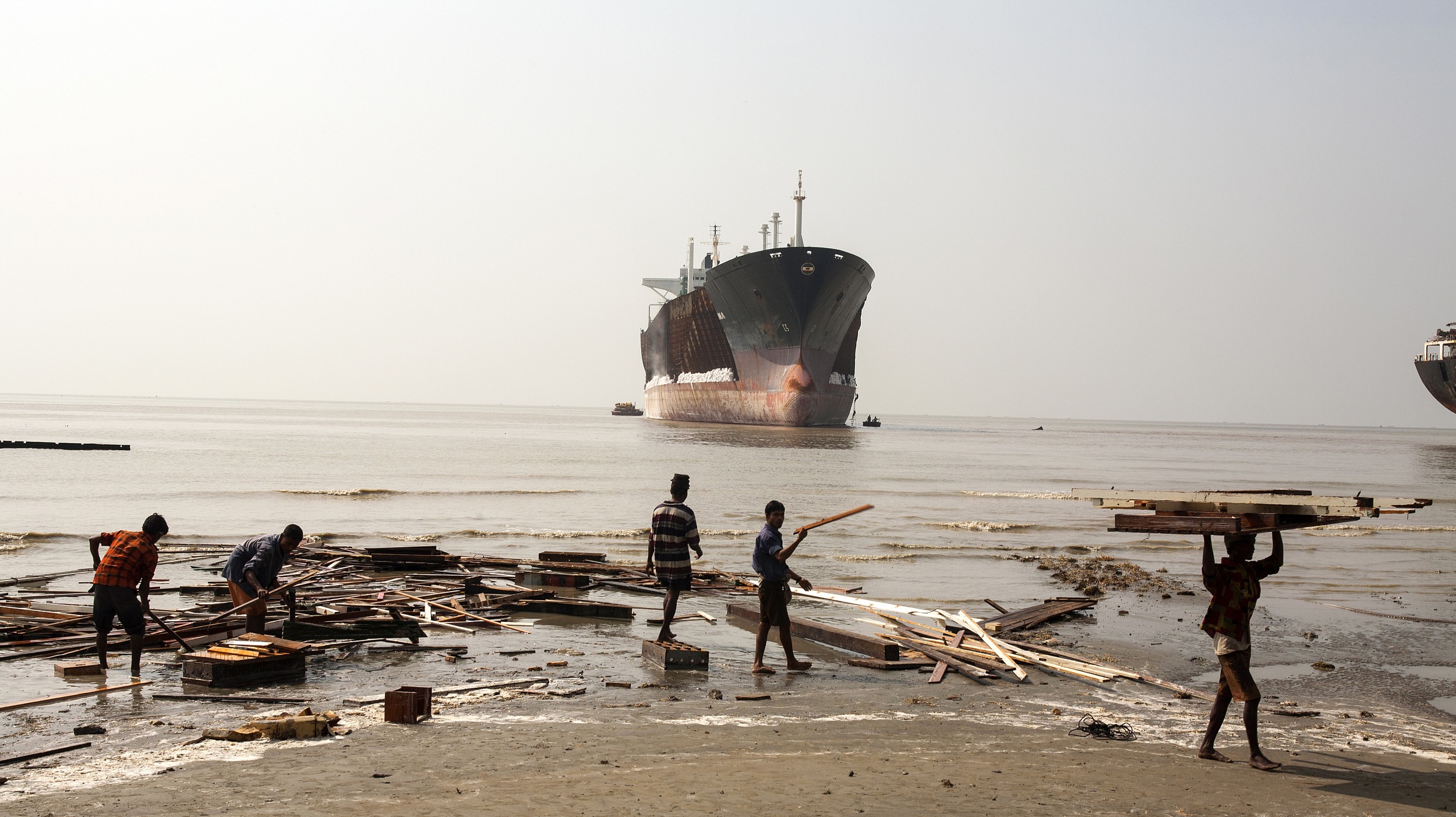 ​全球最大商船坟墓，5万人在拿命换钱