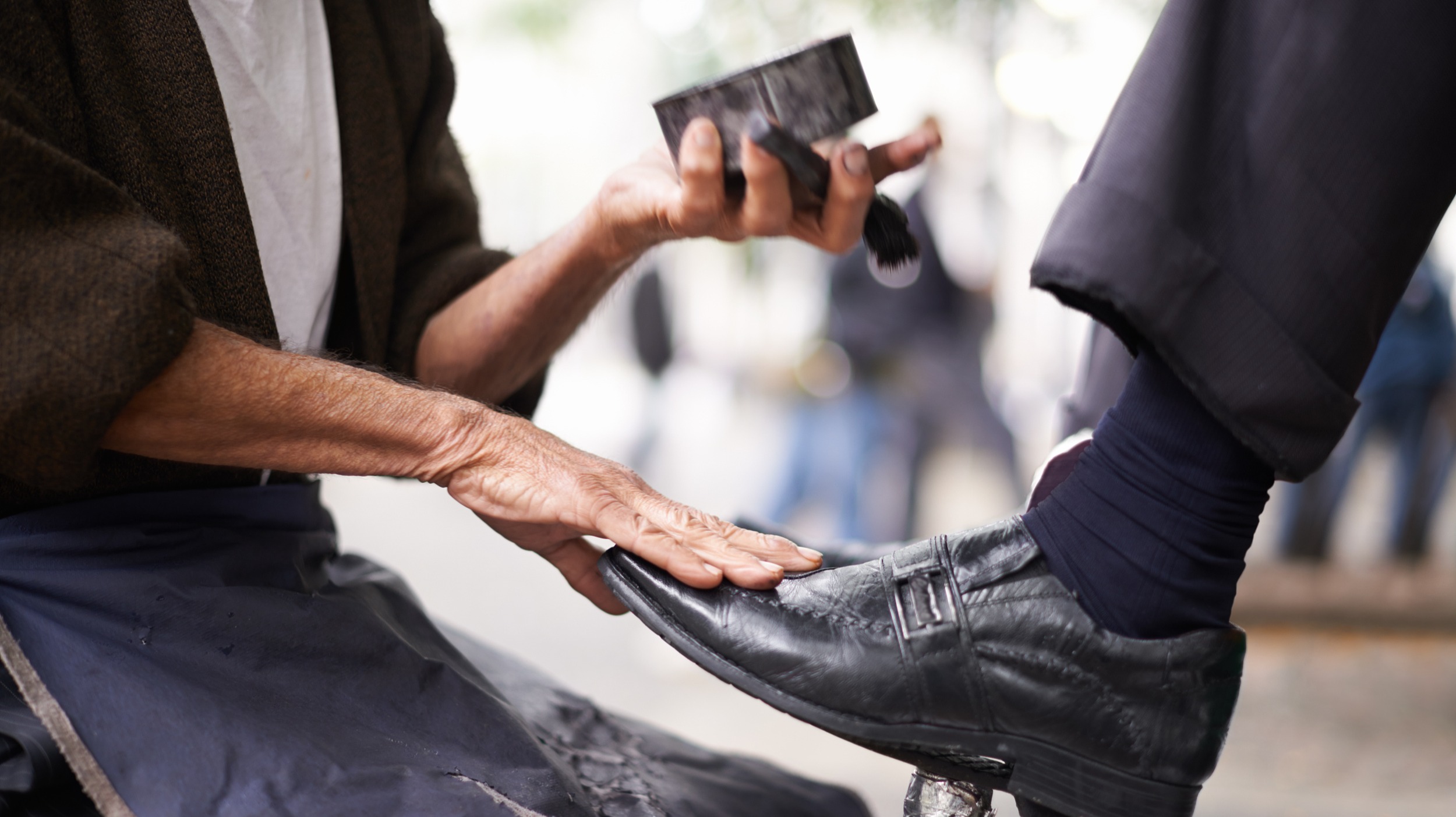 鞋子擦得干干净净，内心也变得干干净净