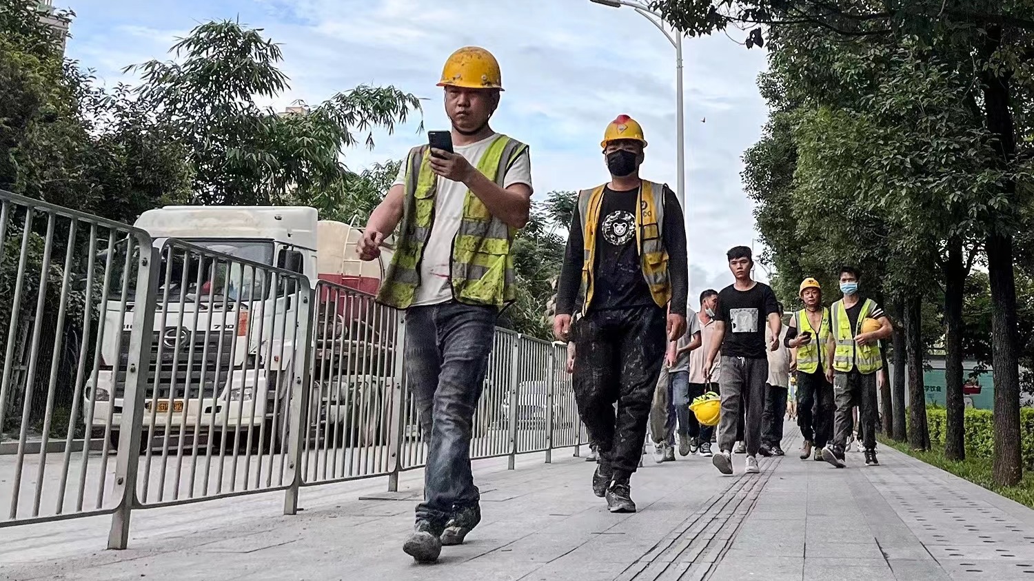 深圳工地上，日薪200元的建筑工正在老去