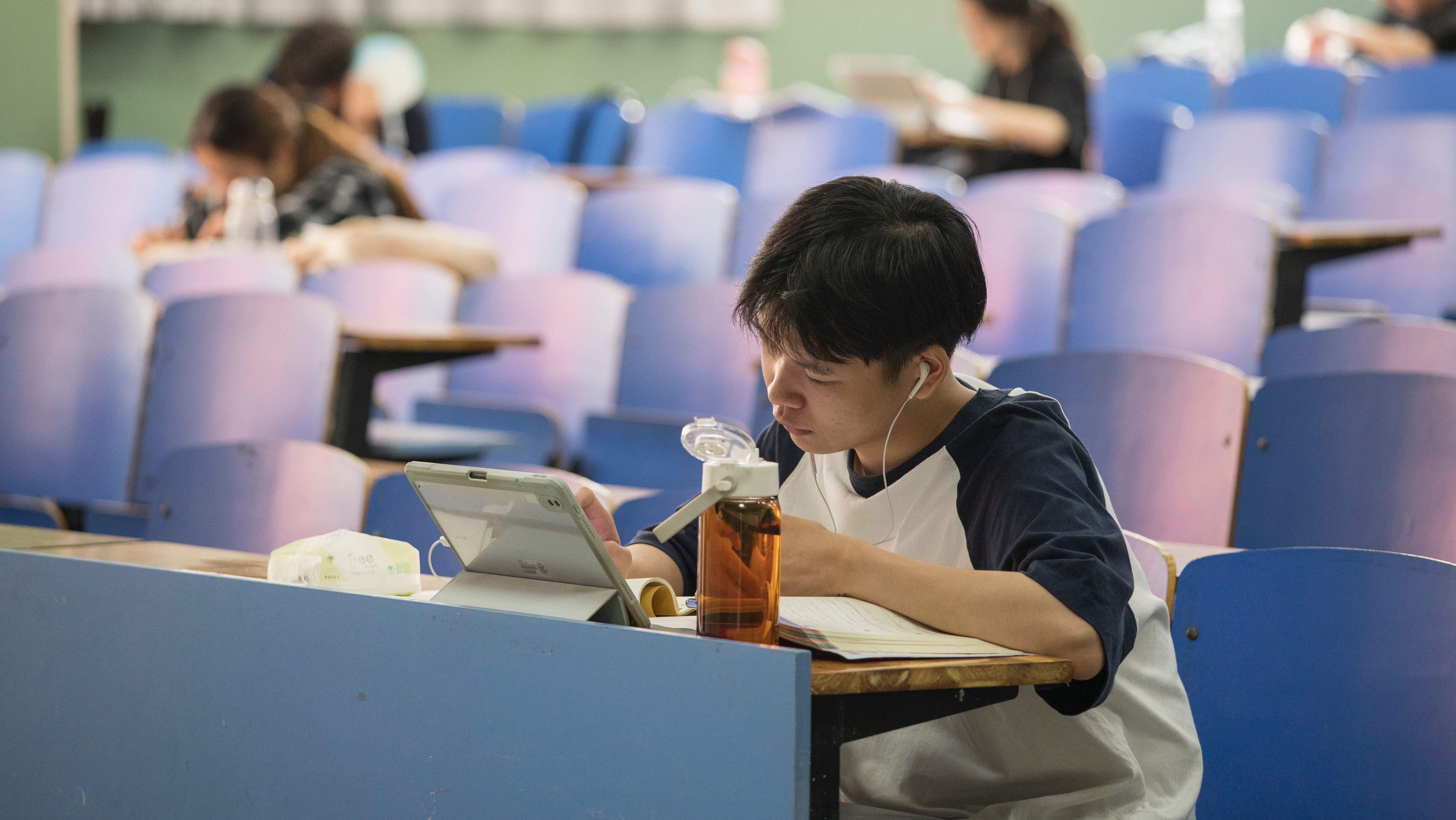 从投资角度看，大学该如何挑专业？｜宏观（上）