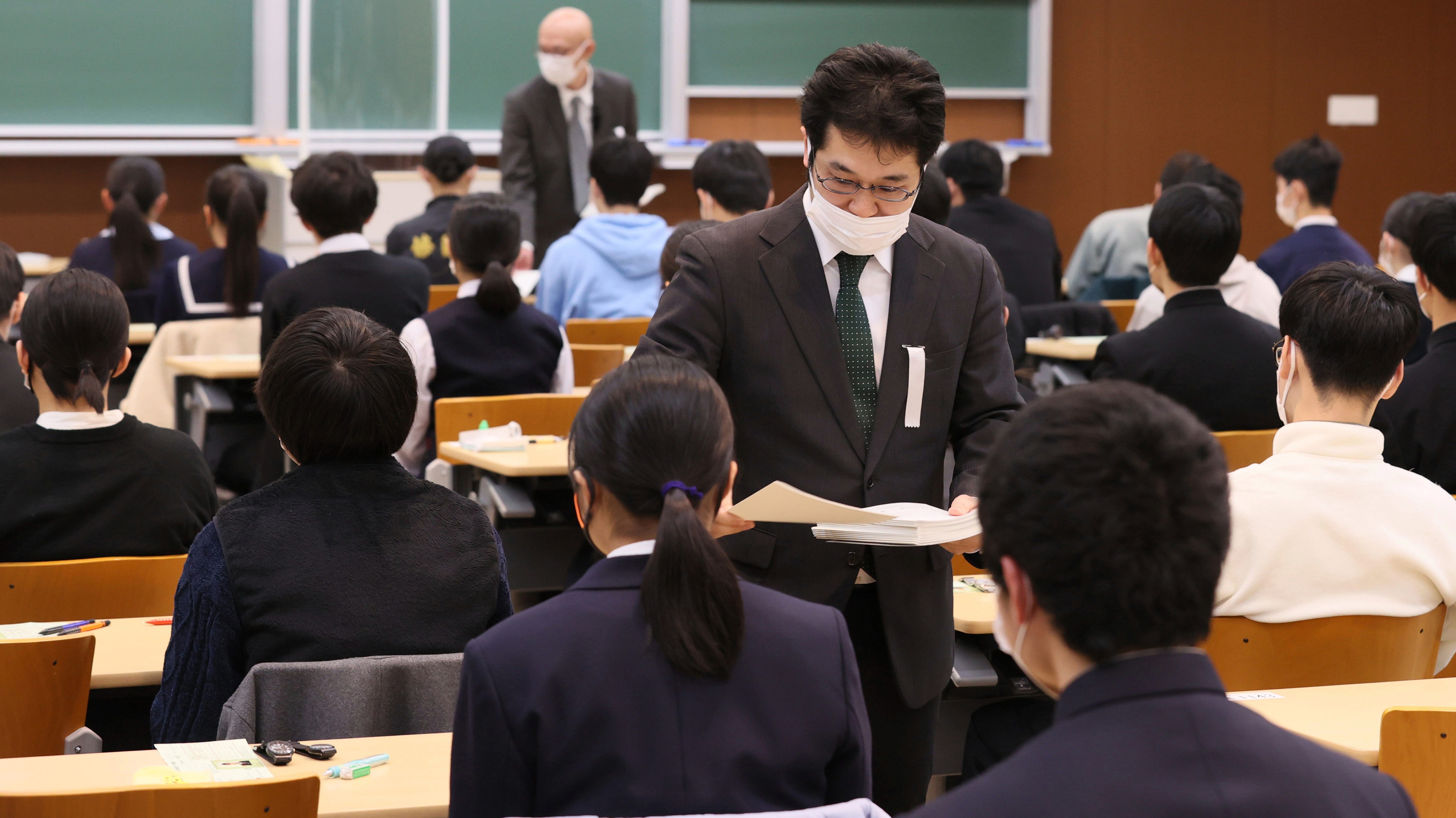 日本年轻人，放弃考公了