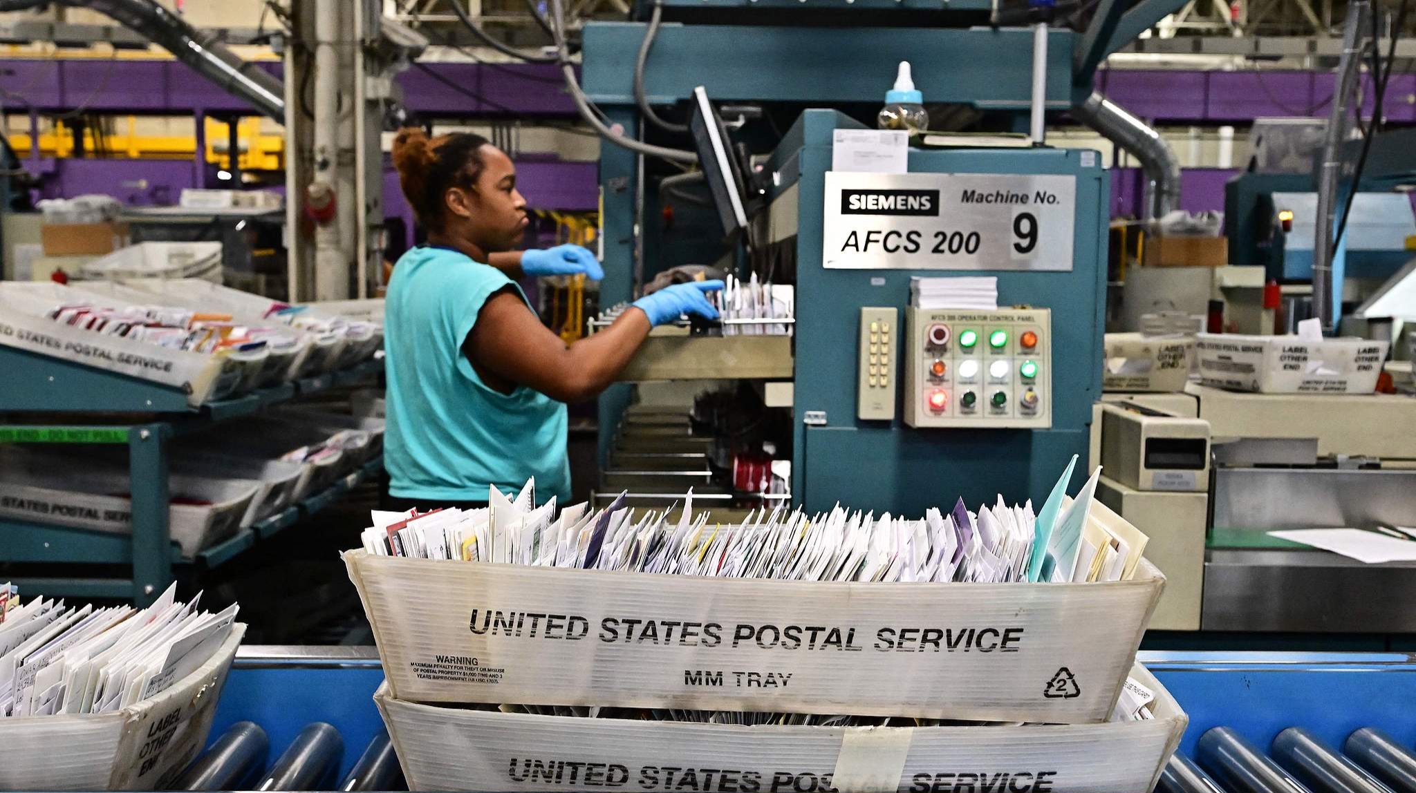 美国海关堆满包裹，特朗普又变卦了