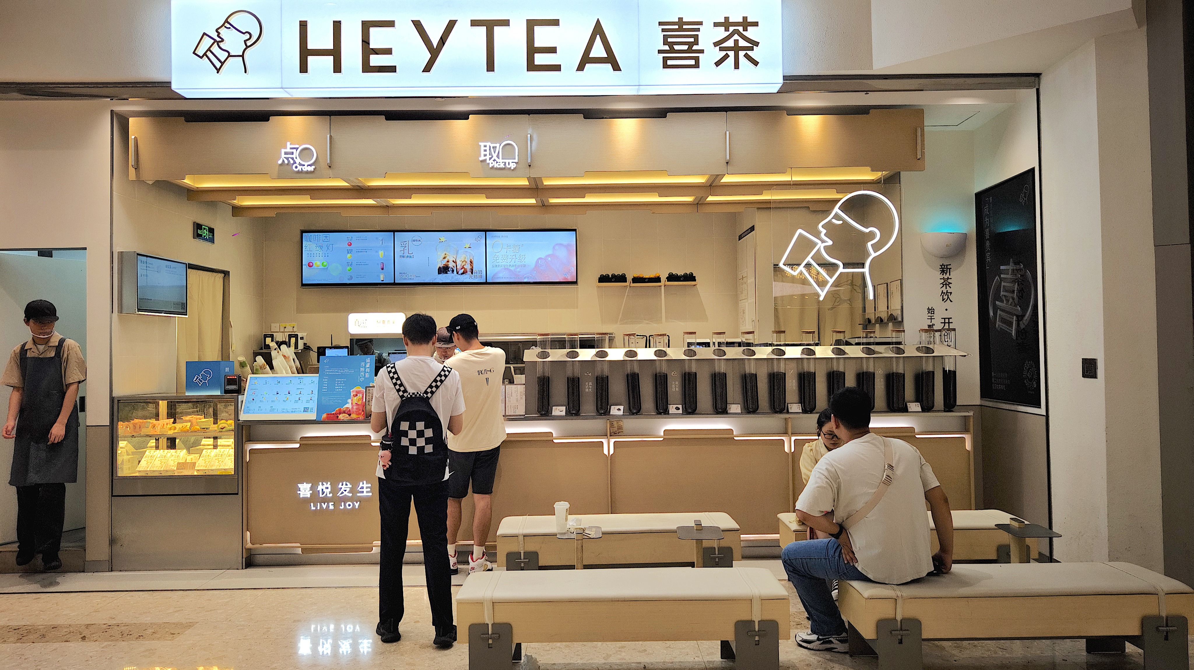 喜茶站在了与OpenAI同样的尴尬点上