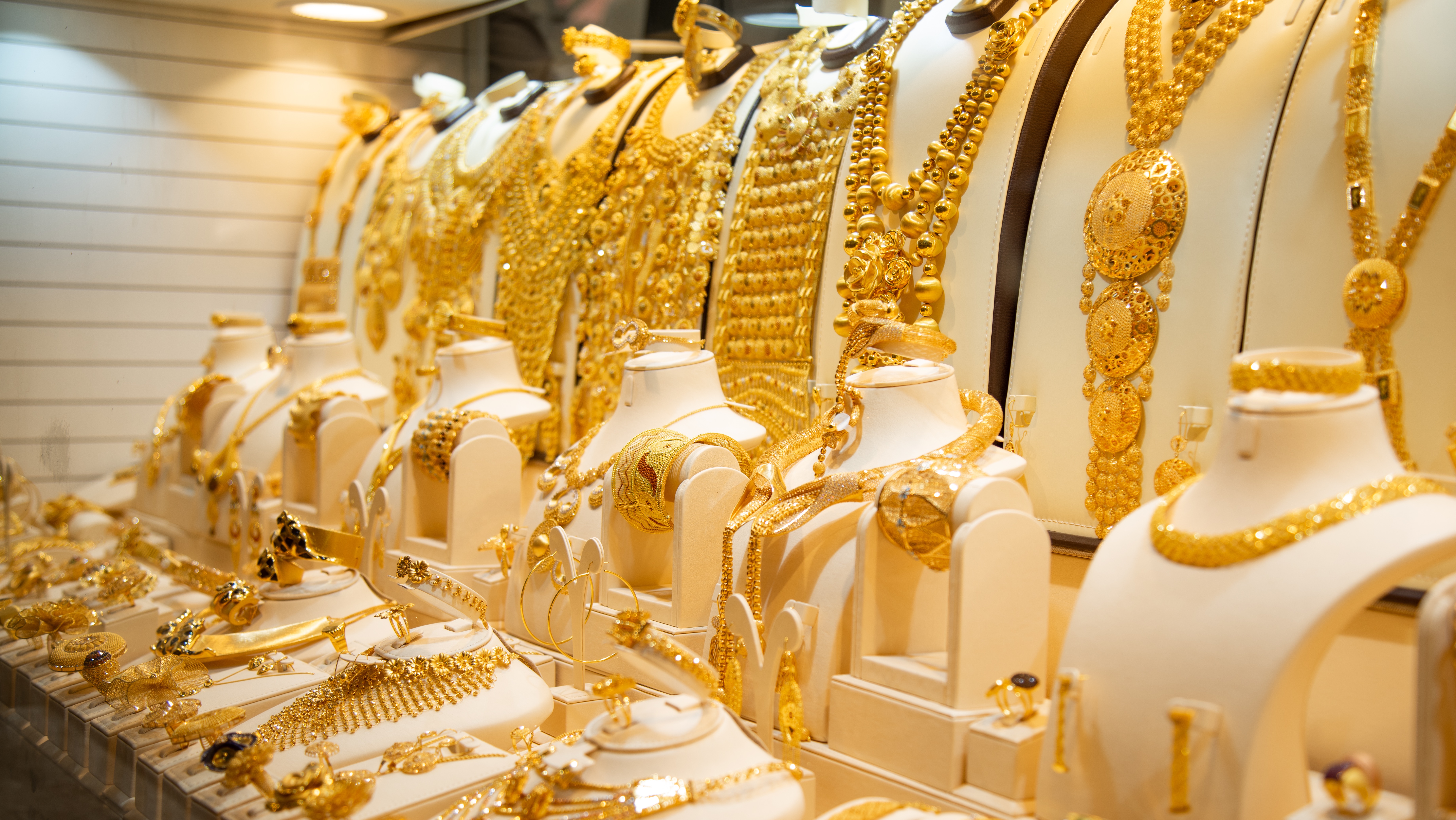 黄牛日赚1万、SKP 狂销4亿，谁是老铺黄金真正的幕后推手？-虎嗅网