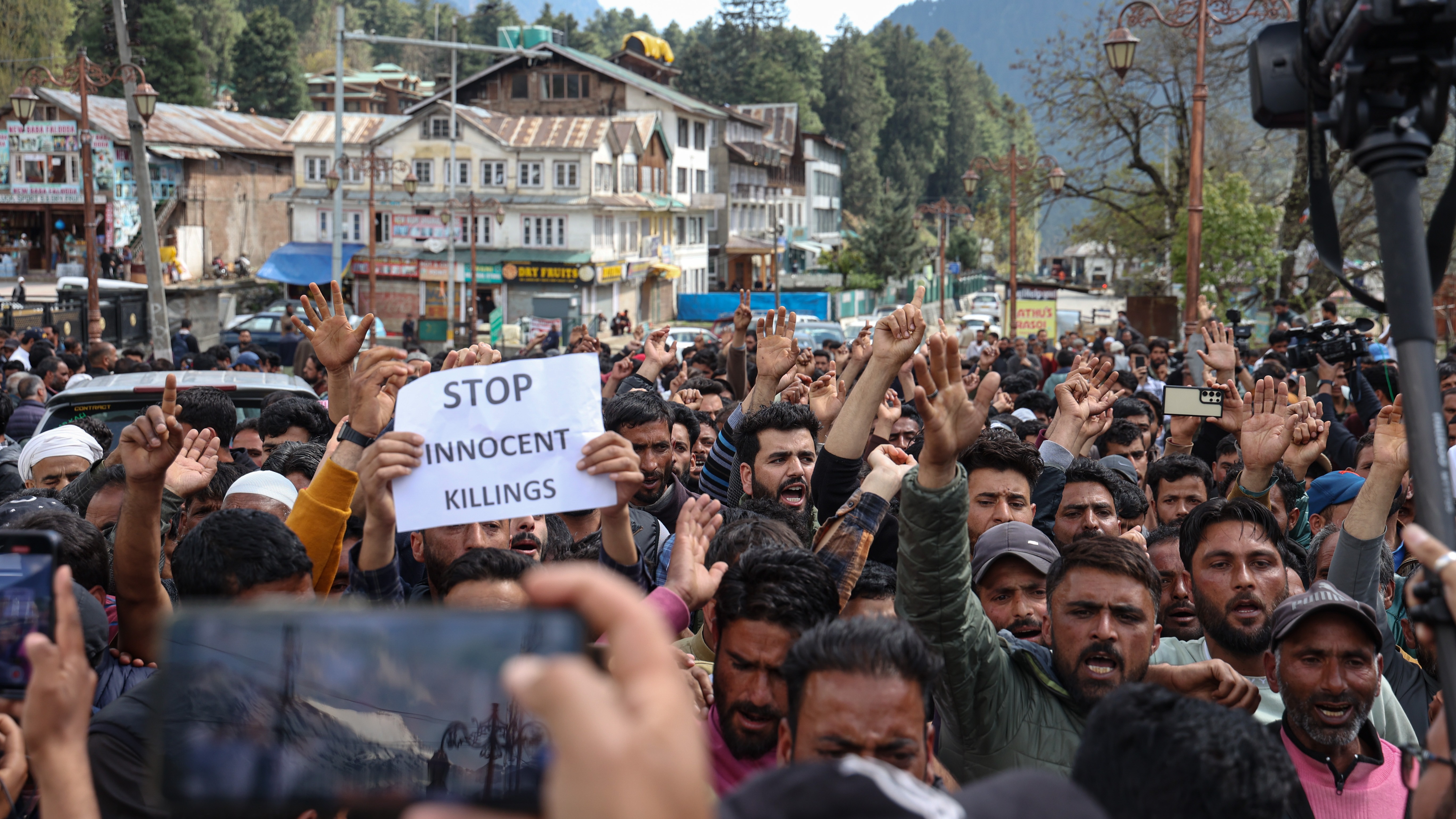 印巴紧张局势持续升级，双方军队已连续第二天交火