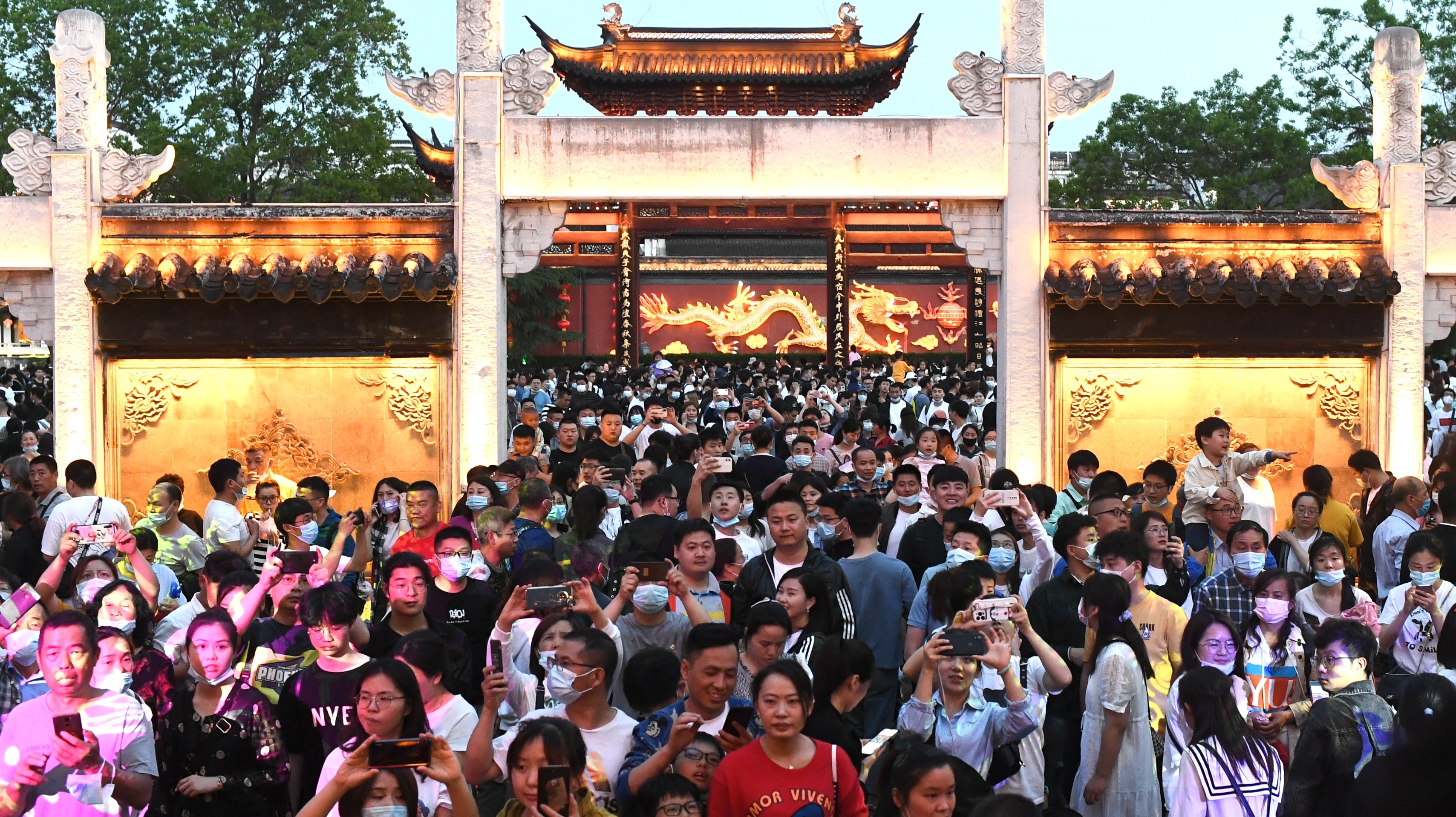 五一小长假，多地疯狂“抢游客”