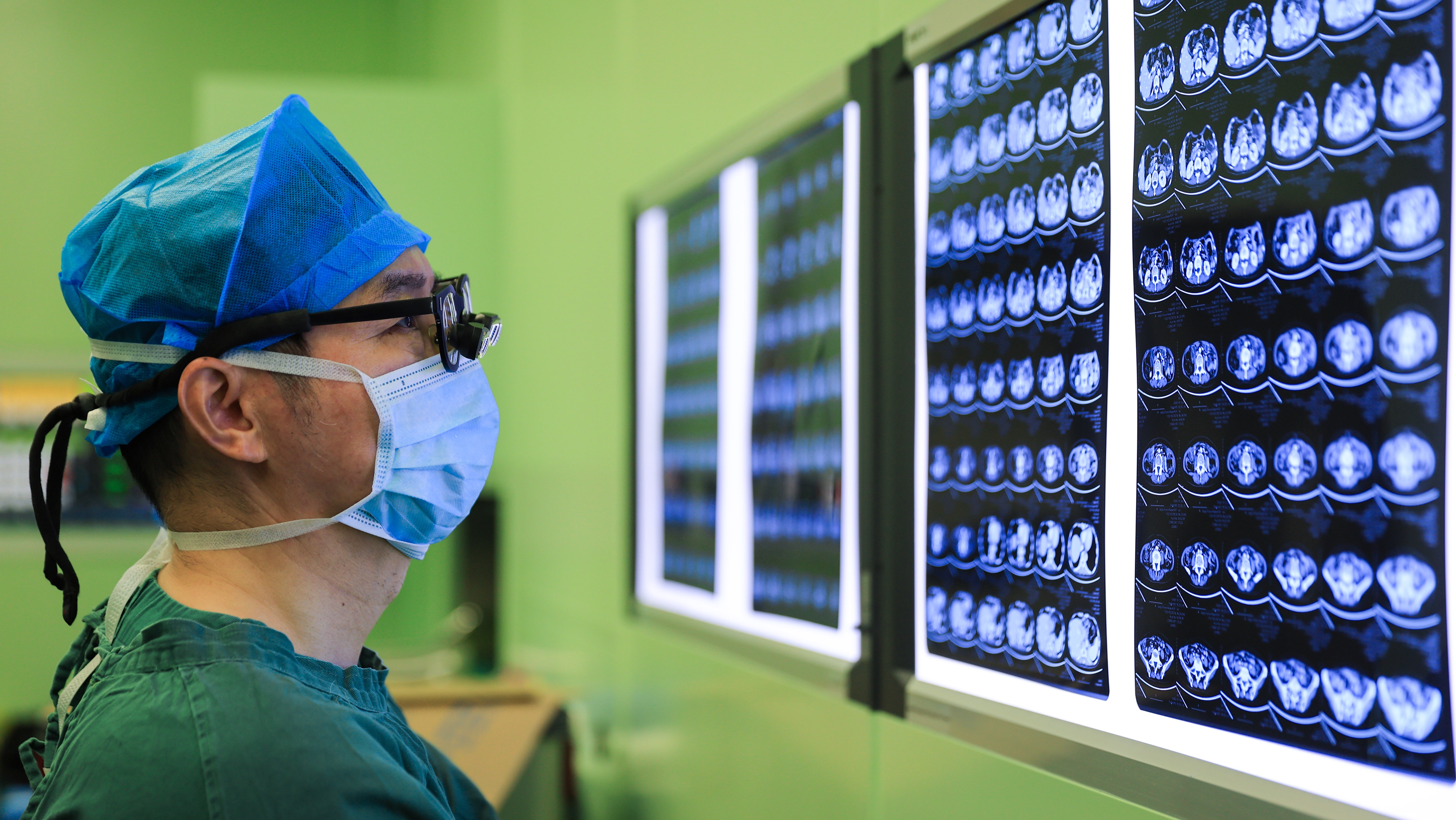 一场围绕医生“眼睛”的5000亿市场争夺战