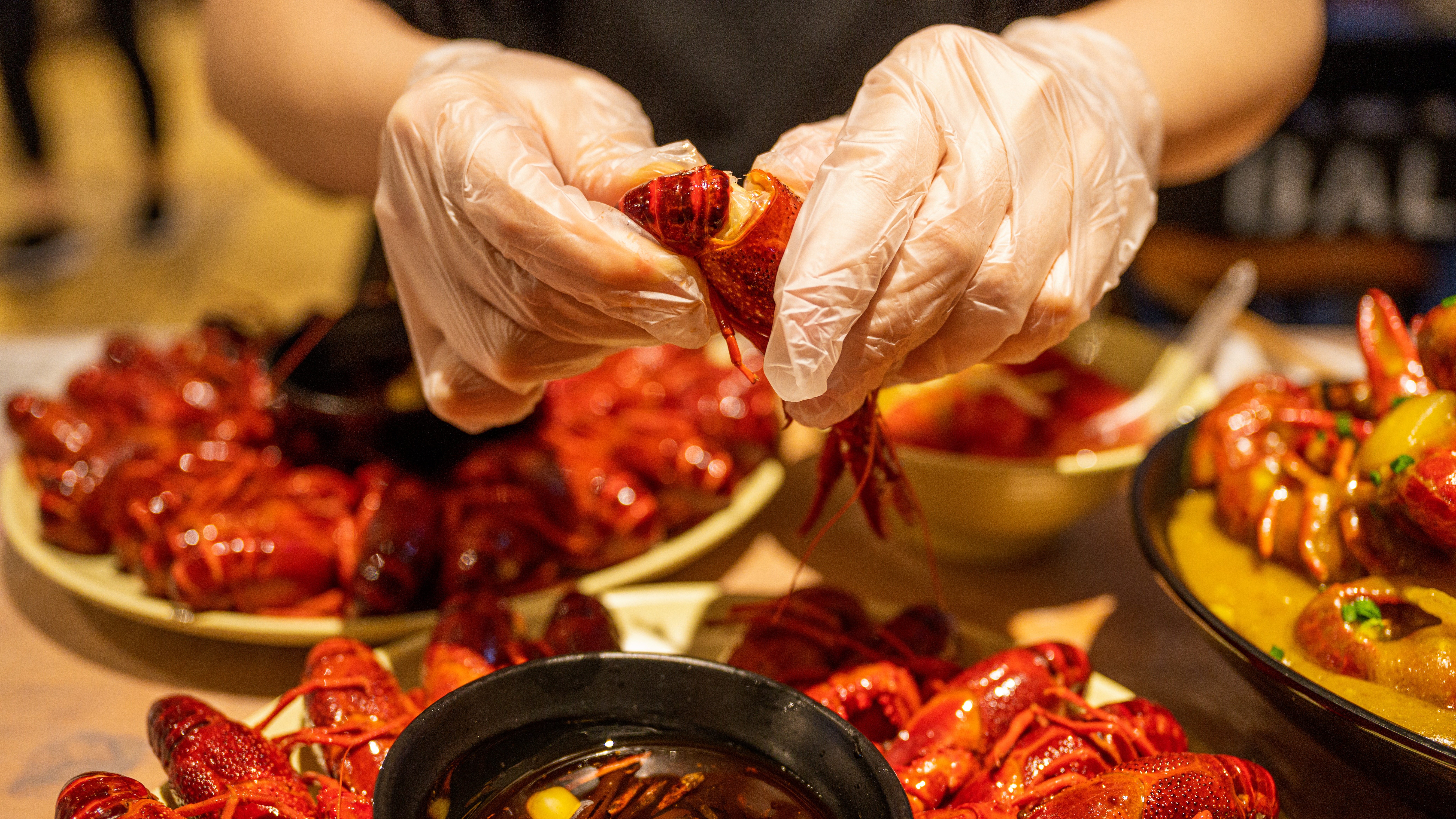 小龙虾价格暴降近50%