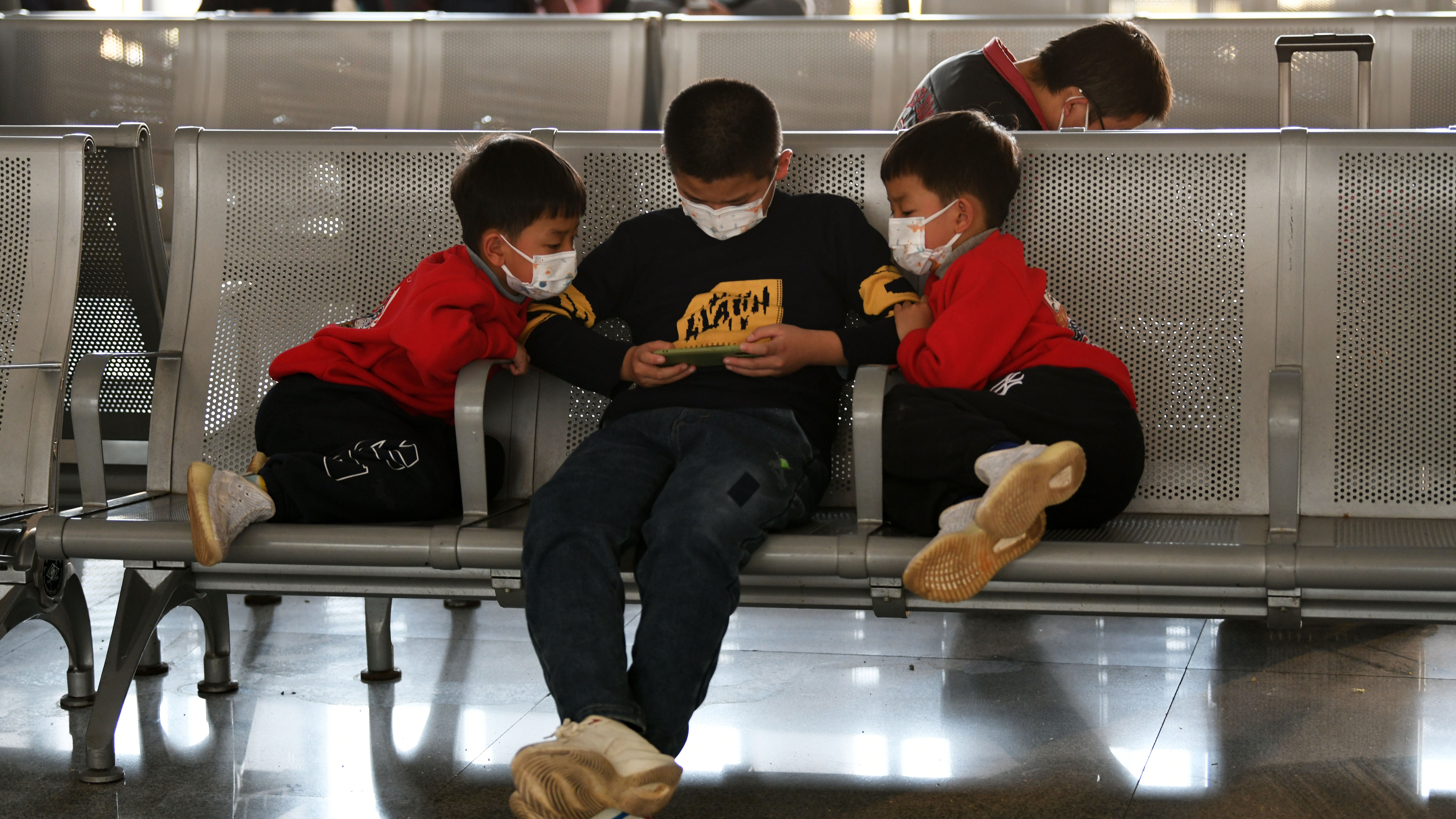 被手机控制的这代孩子，可能会因为图被p丑而自伤