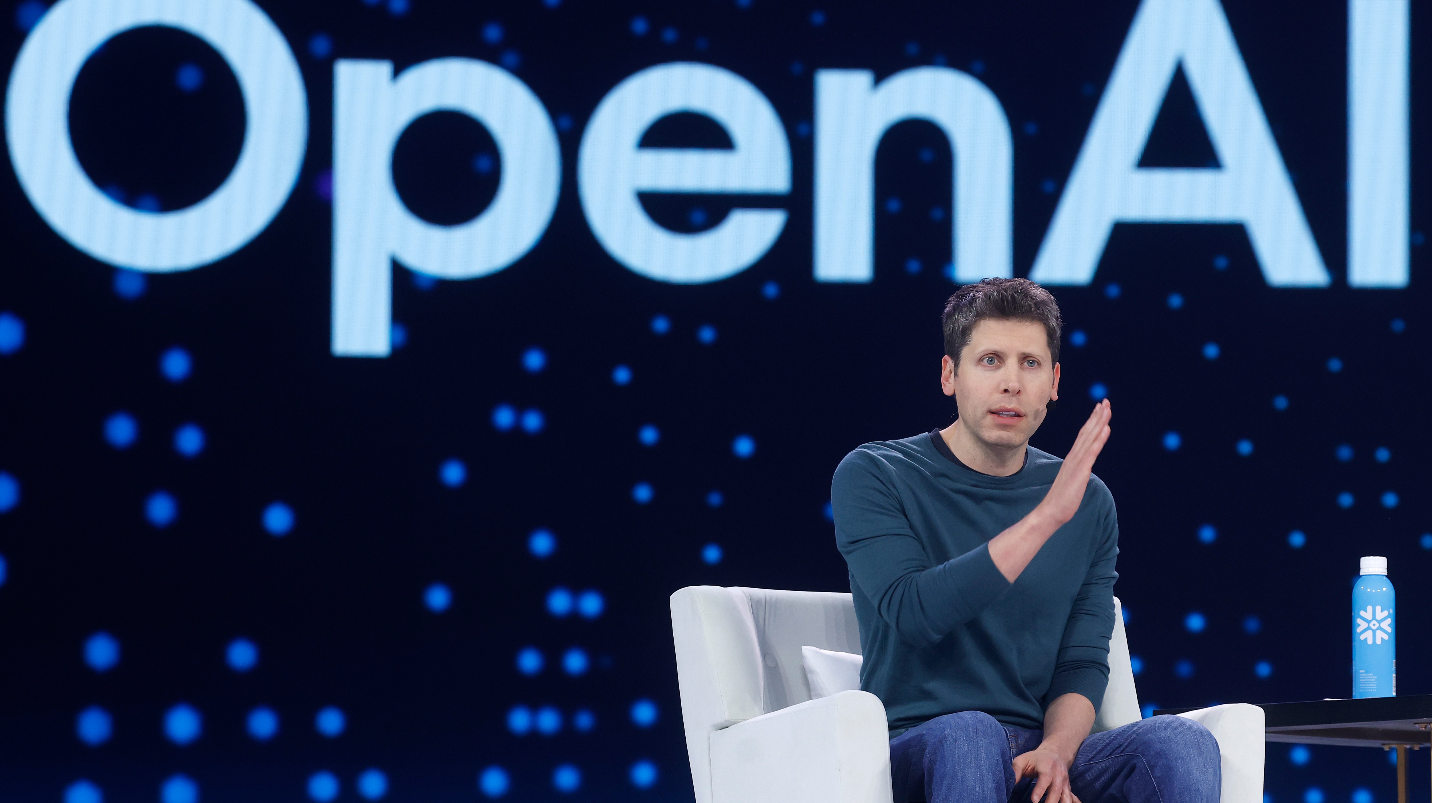 OpenAI最强模型o3-pro发布，奥特曼深夜发文谈“AI奇点”