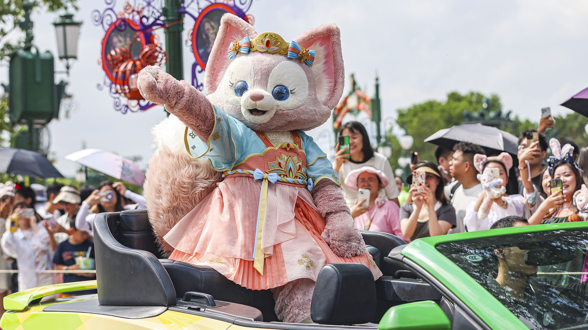 迪士尼玩偶都能“私联”，童话世界不纯洁了？